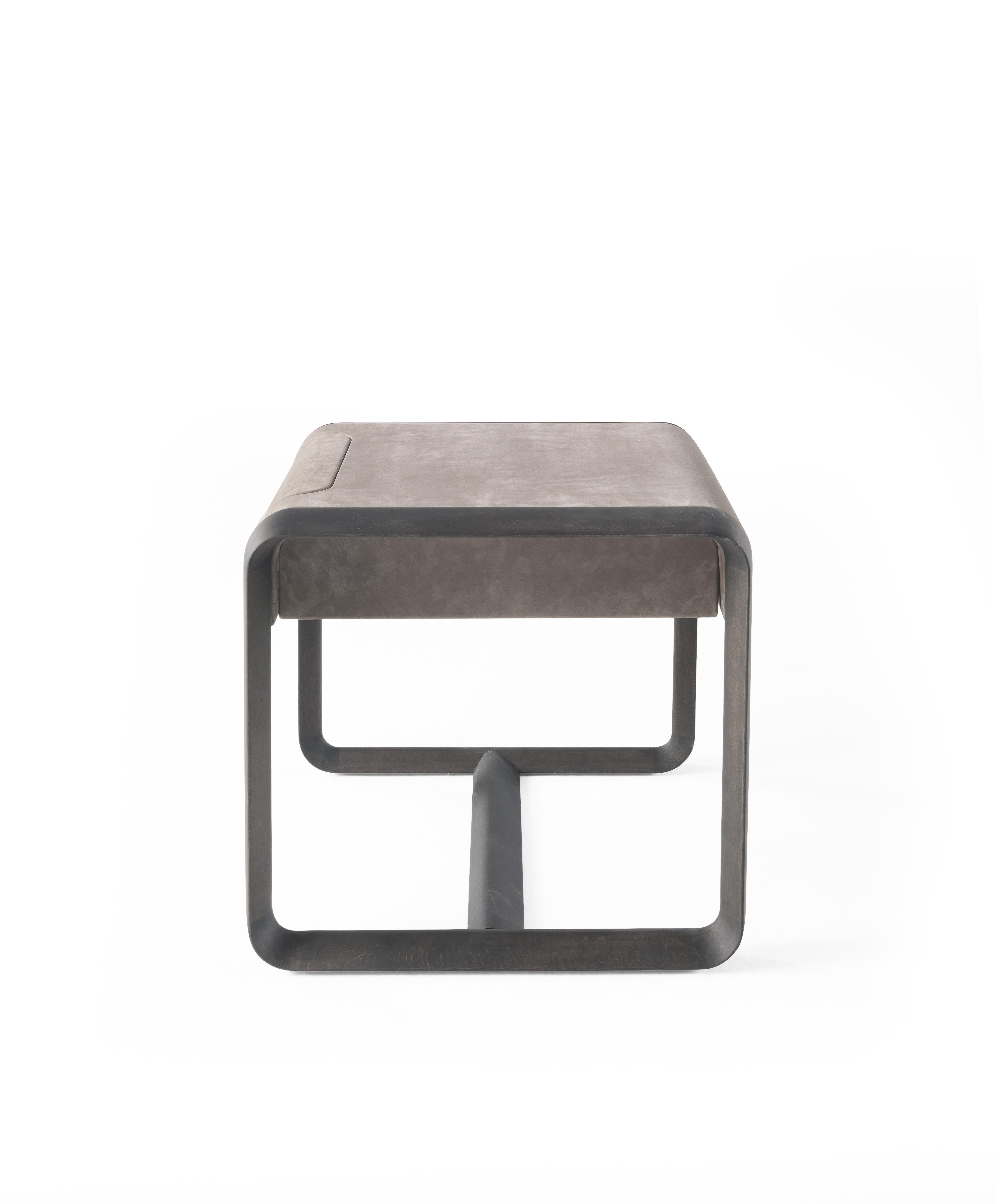 italien Table de nuit Wynwood 21st Century en cuir par Gianfranco Ferré Home en vente