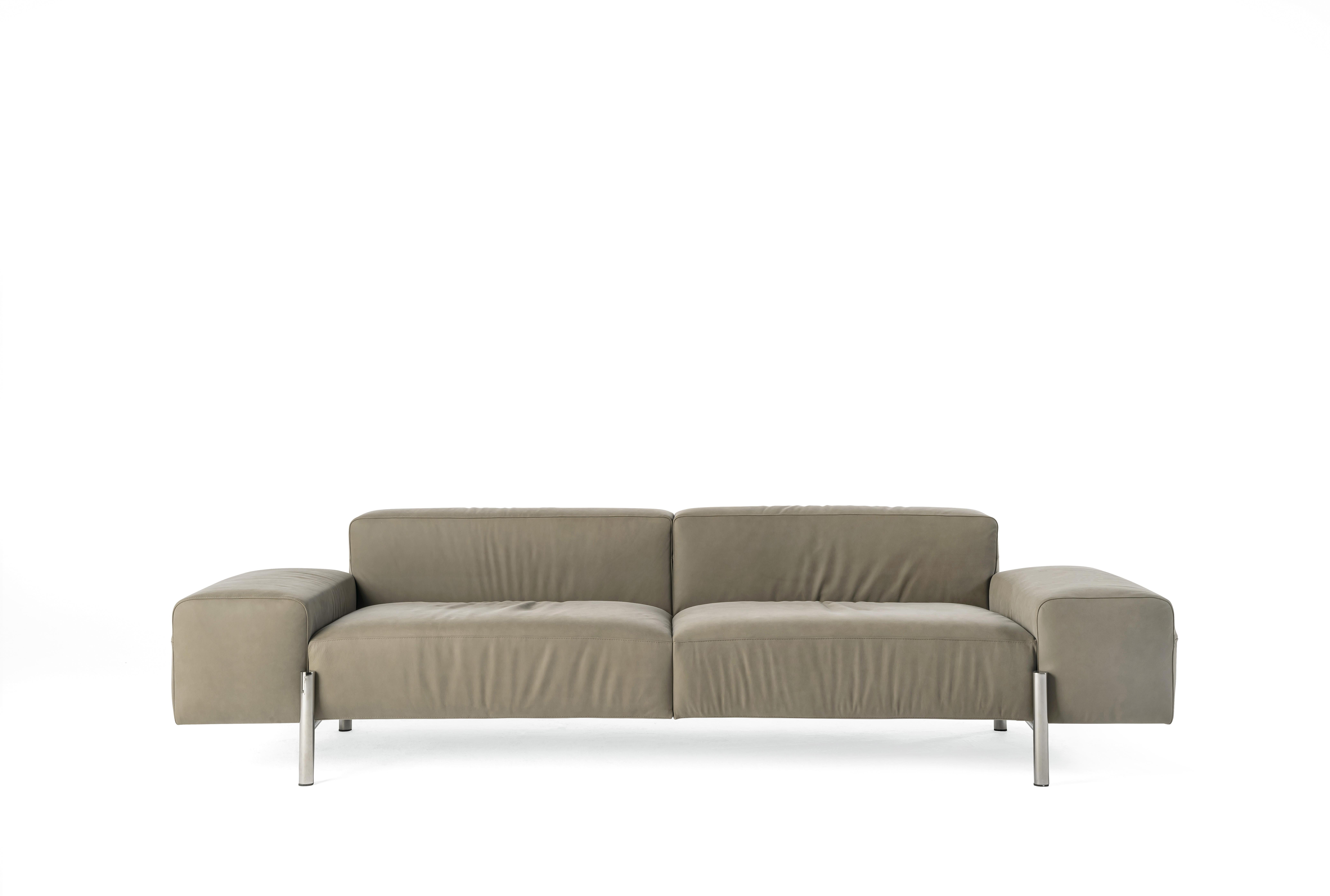 Contemporary elegance and metropolitan spirit for the York sofa. Perfect for a modern and luxurious living room, the sofa recalls the business-oriented environments of American cities.
The simplicity given by the linearity of the design is balanced