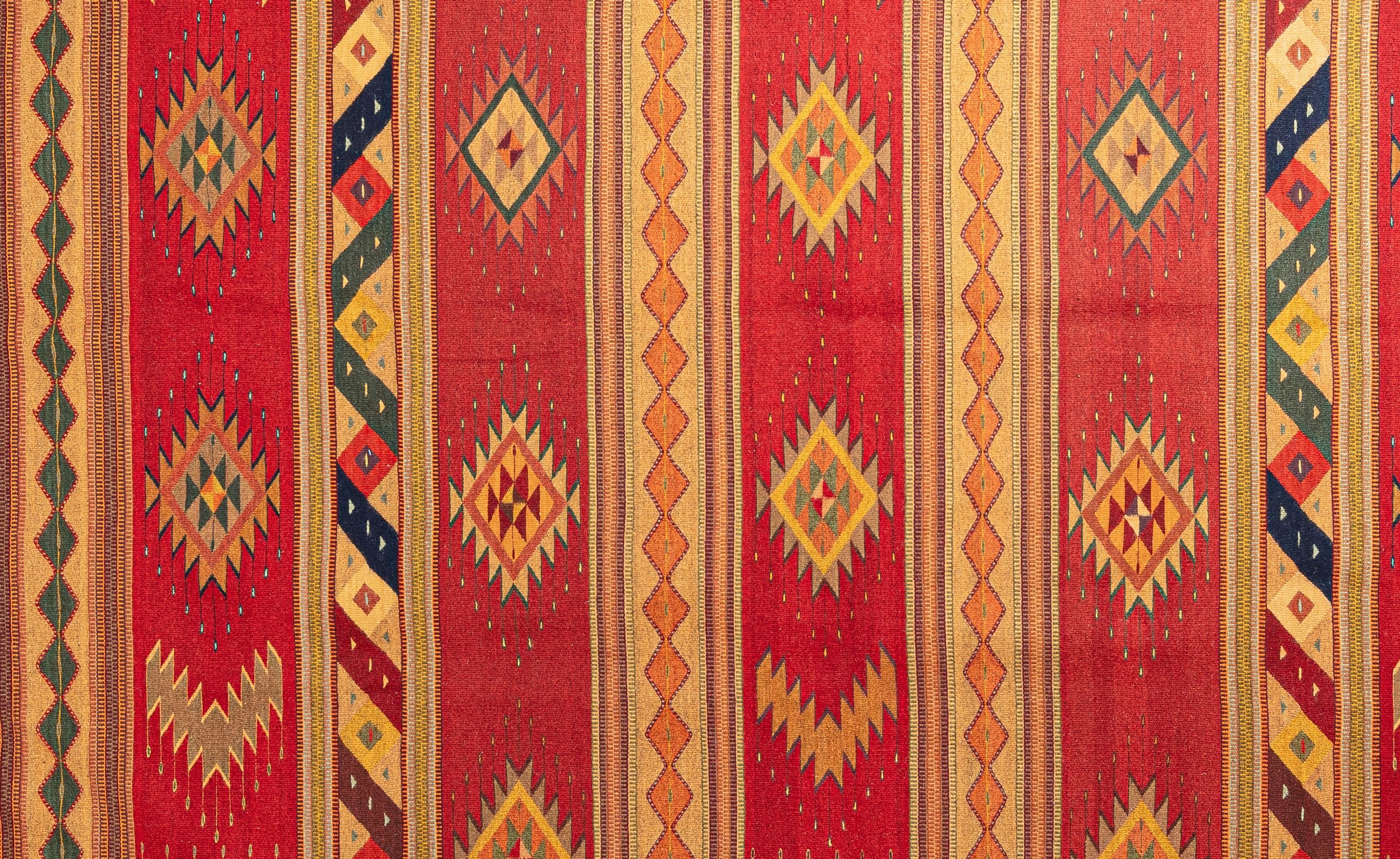 Introducing a striking blend of contemporary design and traditional craftsmanship, this modern rug seamlessly marries the rich textile heritage of Mexico with the finest wool sourced from artisanal communities. Handwoven with precision by skilled