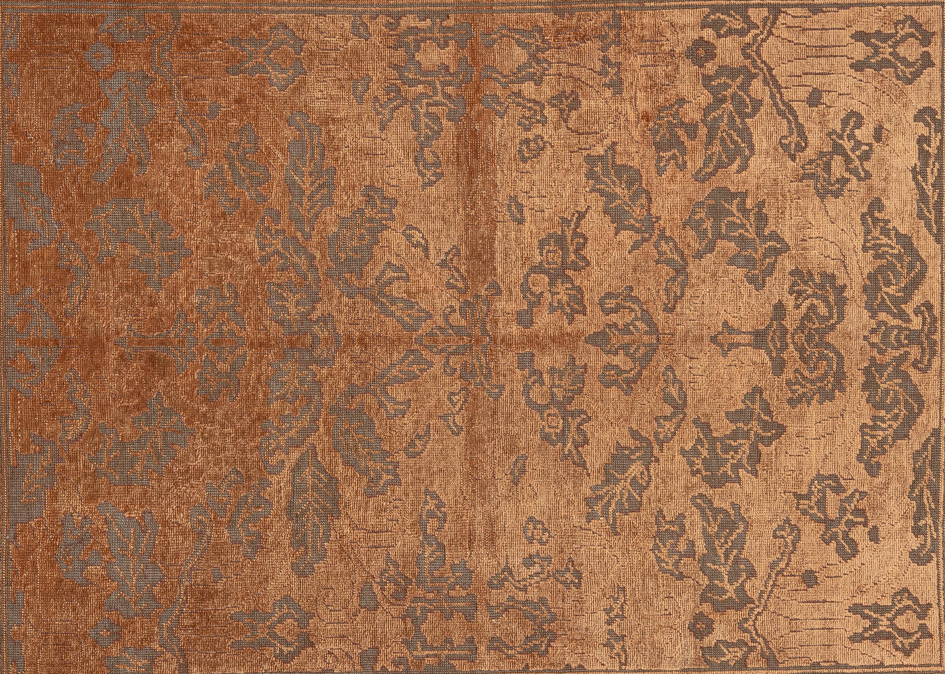 Ce tapis Ziegler en soie et laine, originaire d'Égypte, rehausse votre décoration intérieure. Fabriqué à la main par des artisans qualifiés, ce luxueux tapis présente un design Ziegler classique avec des détails complexes et des couleurs riches et