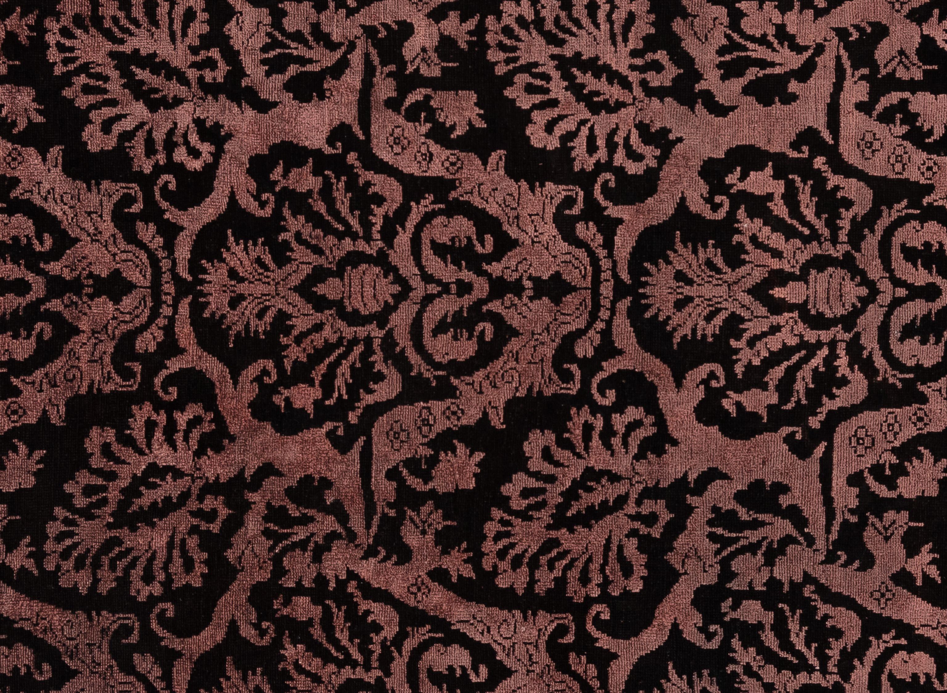 Werten Sie Ihr Zuhause mit diesem exquisiten Ziegler-Teppich aus Seide und Wolle aus Armenien auf. Dieser luxuriöse Teppich wird von erfahrenen Kunsthandwerkern in Handarbeit hergestellt und zeichnet sich durch ein klassisches Ziegler-Design mit