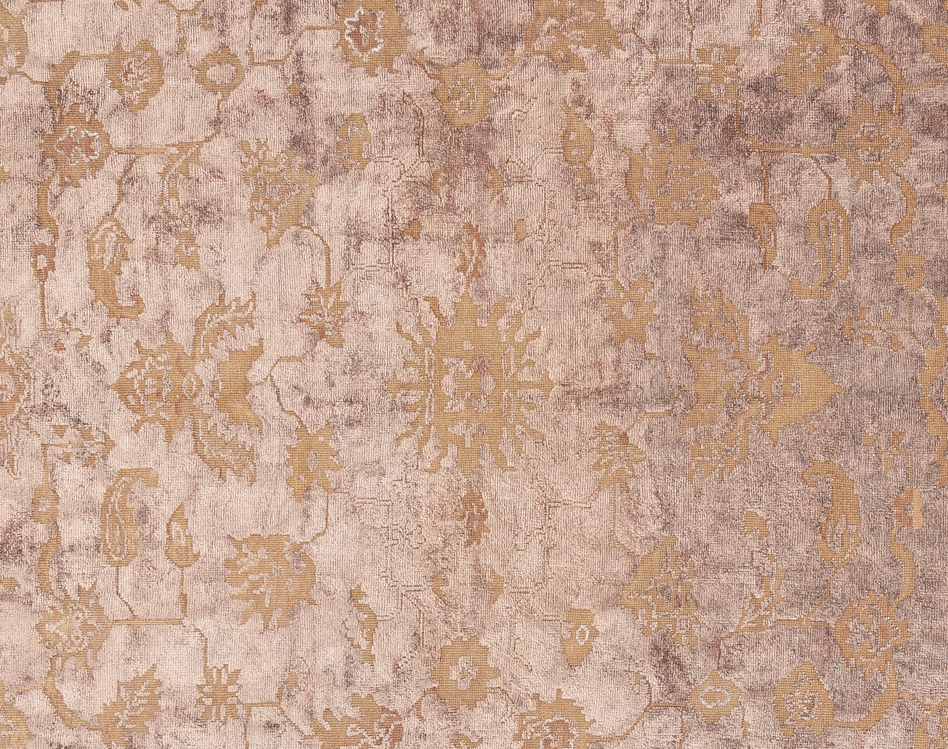 Ce tapis Ziegler en soie et laine d'Arménie rehausse votre décoration intérieure. Fabriqué à la main par des artisans qualifiés, ce luxueux tapis présente un design Ziegler classique avec des détails complexes et des couleurs riches et harmonieuses.