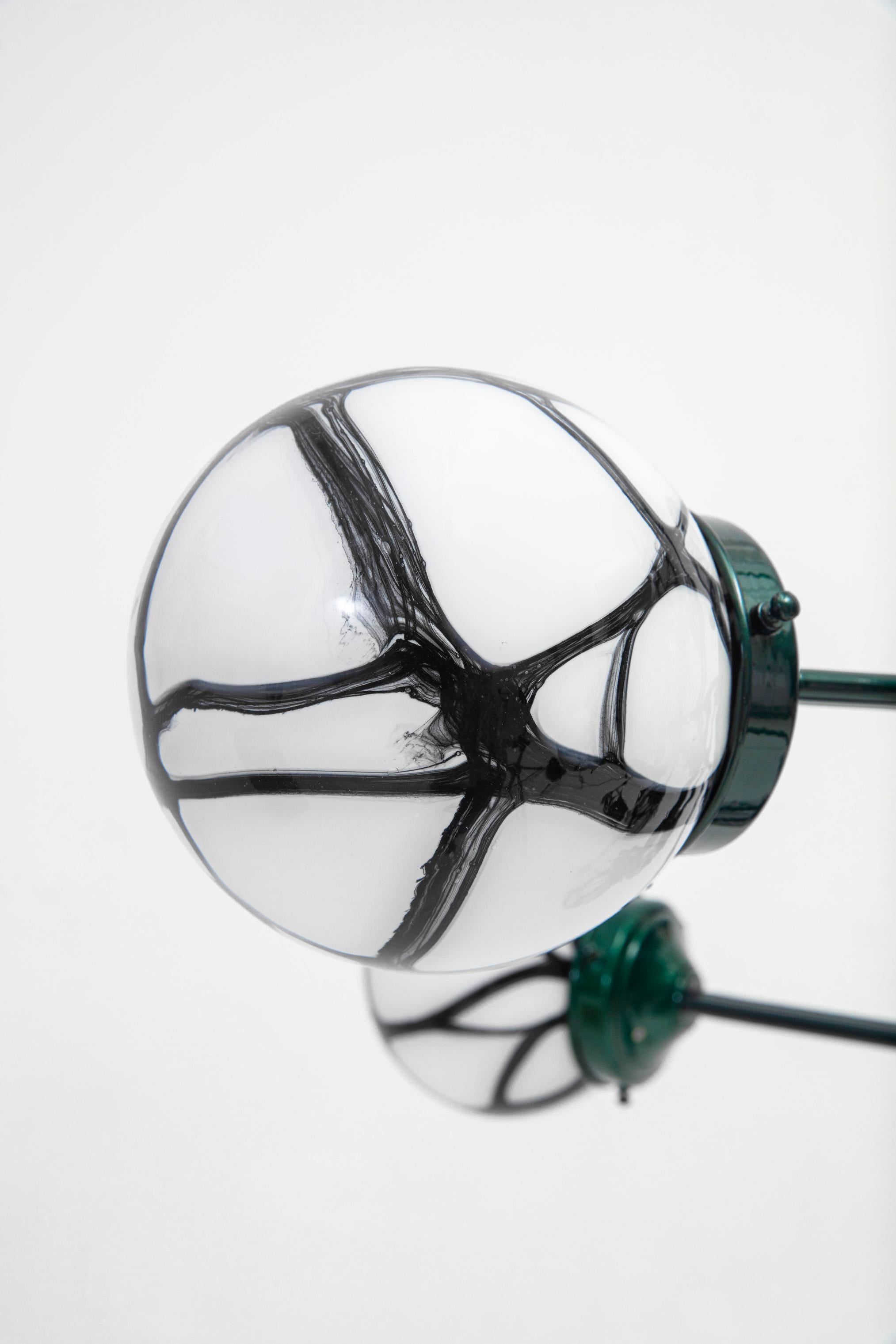 Zirkon-Kronleuchter aus mundgeblasenem Glas des 21. Jahrhunderts mit grün lackiertem Metall im Angebot 1