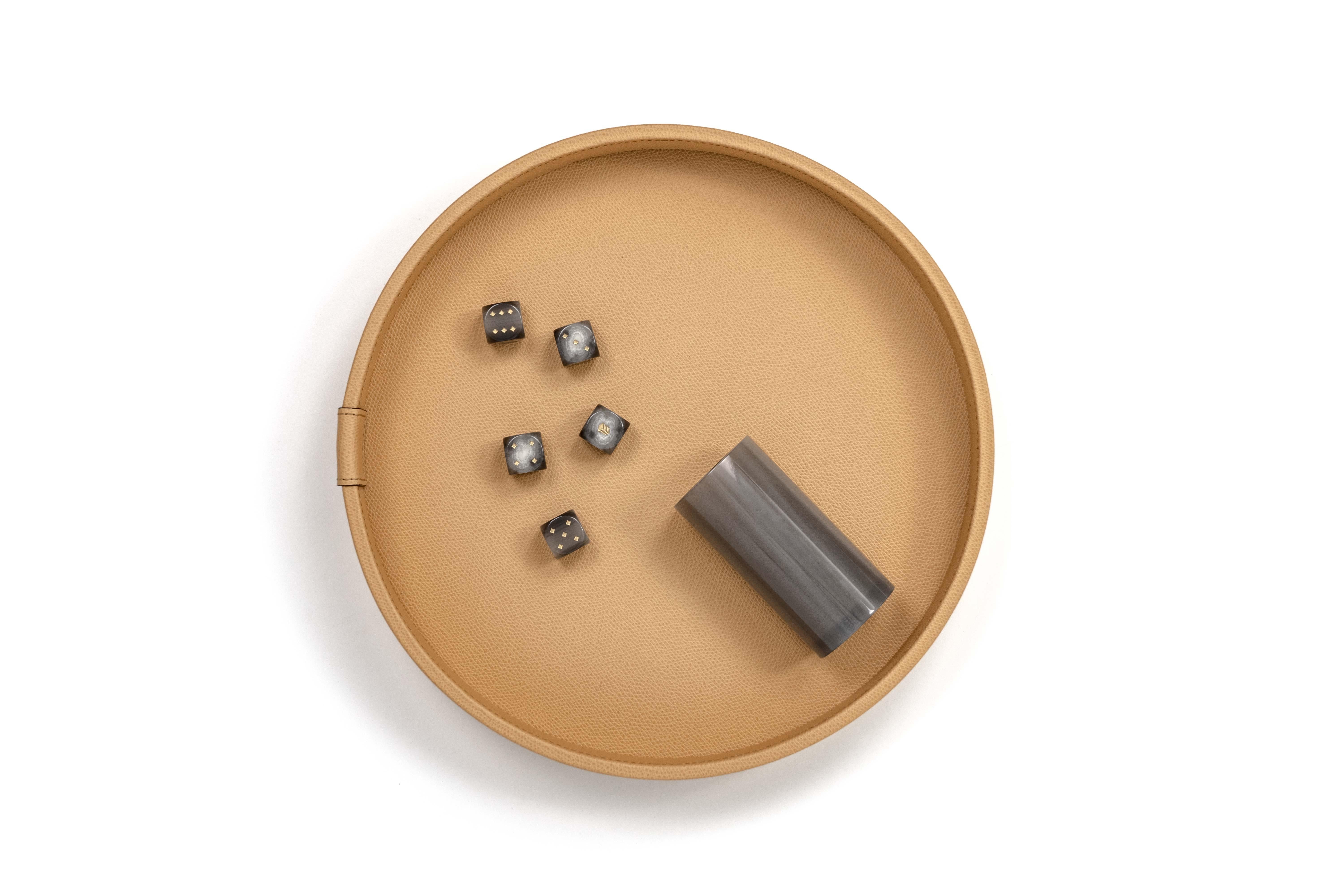 The essential design of our Gea round tray made with waterproof and scratch calf skin leather with non-slip base meet Pinetti leisure collection reinventing one of the oldest board games. 

With the addition of  one shaker and 5 Pinetti customized