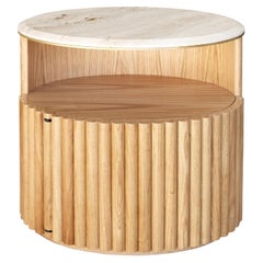 Table de nuit Herbert 21st en chêne et cuir travertino fabriqué au Portugal par Wood Tailors