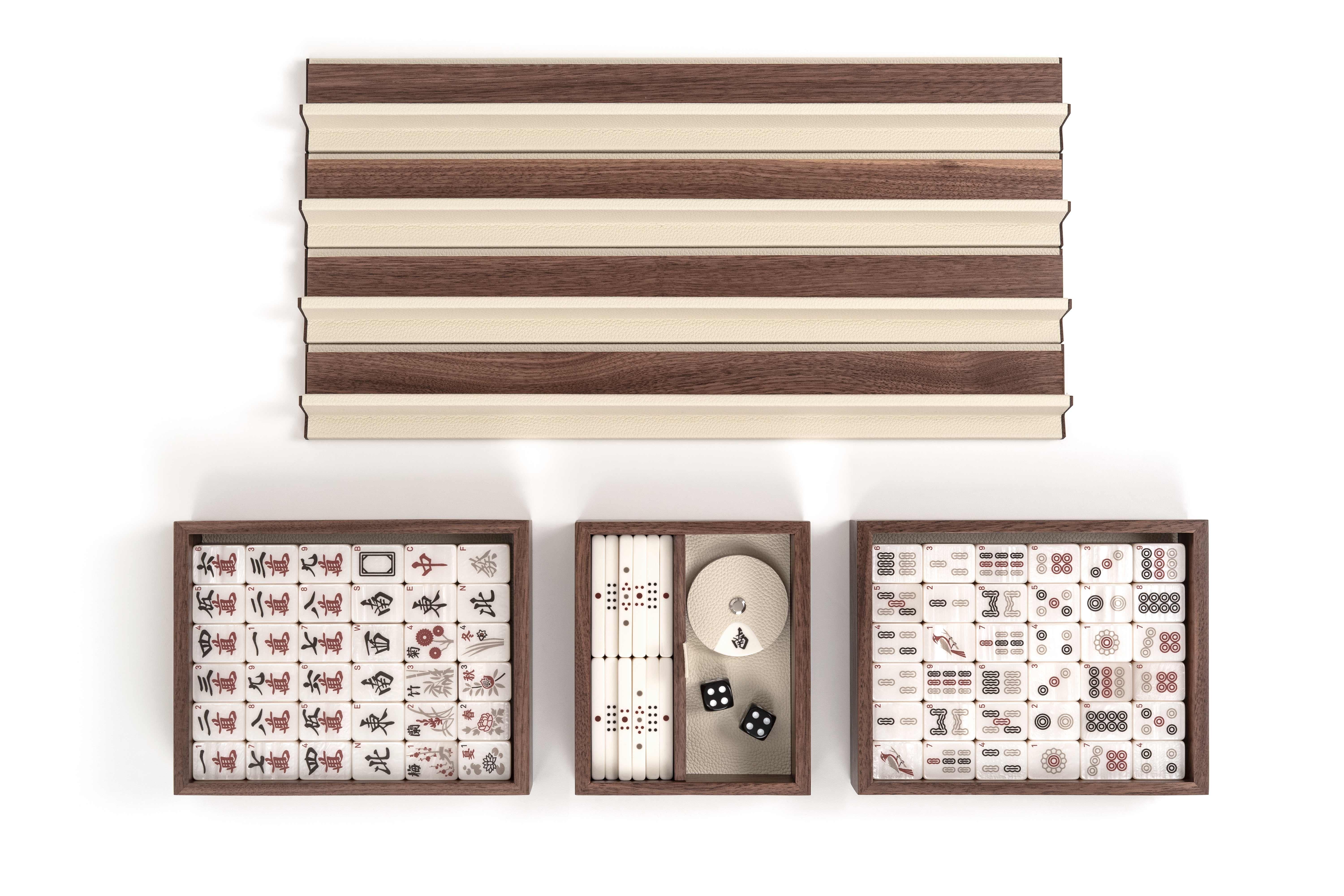 Moderne 21e ensemble de jeu Mahjong en bois de noyer et cuir, fabriqué à la main en Italie en vente