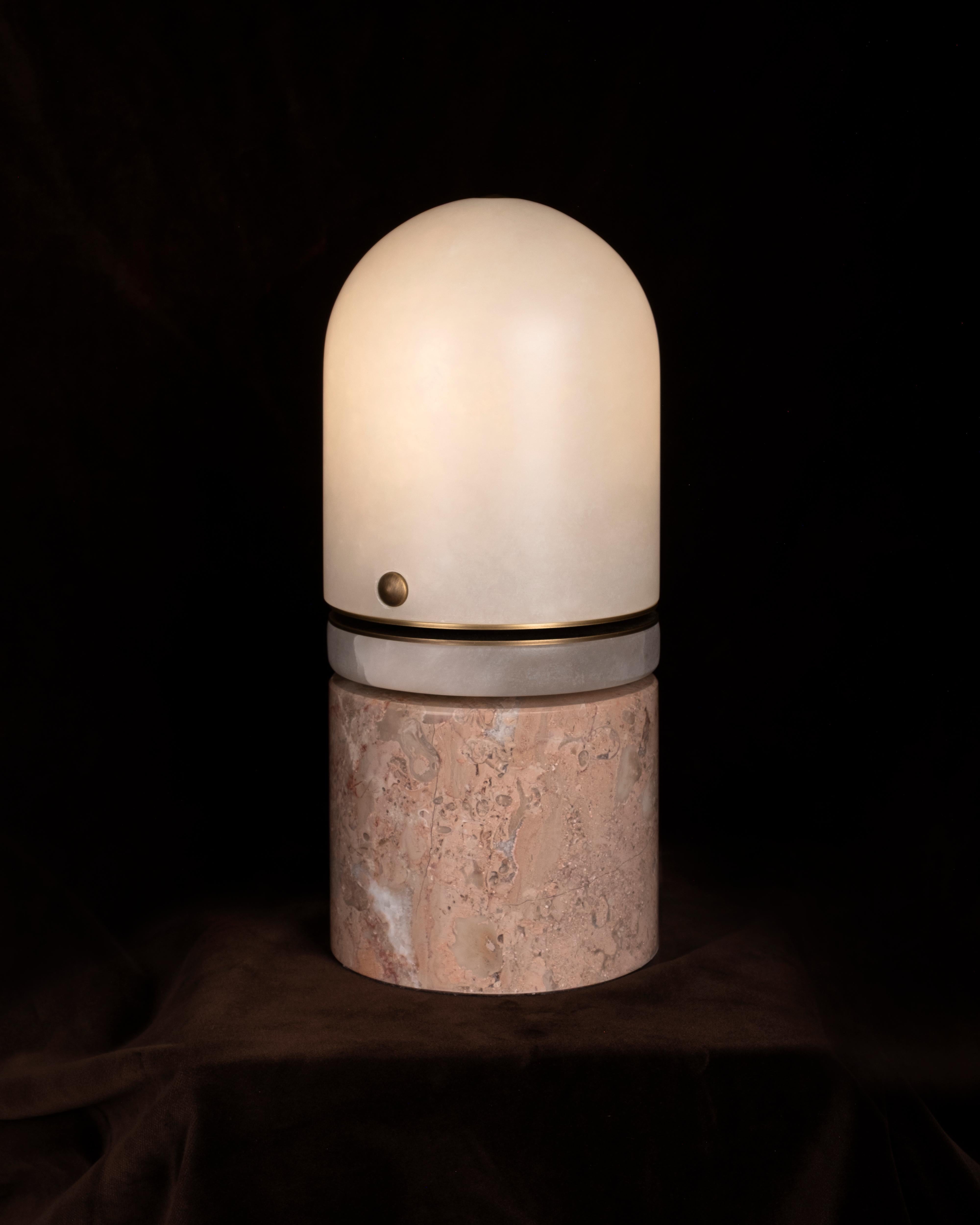 21. Russell-Tischlampe, Alabaster Emperador, handgefertigt in Portugal von Porus Studio im Angebot 1