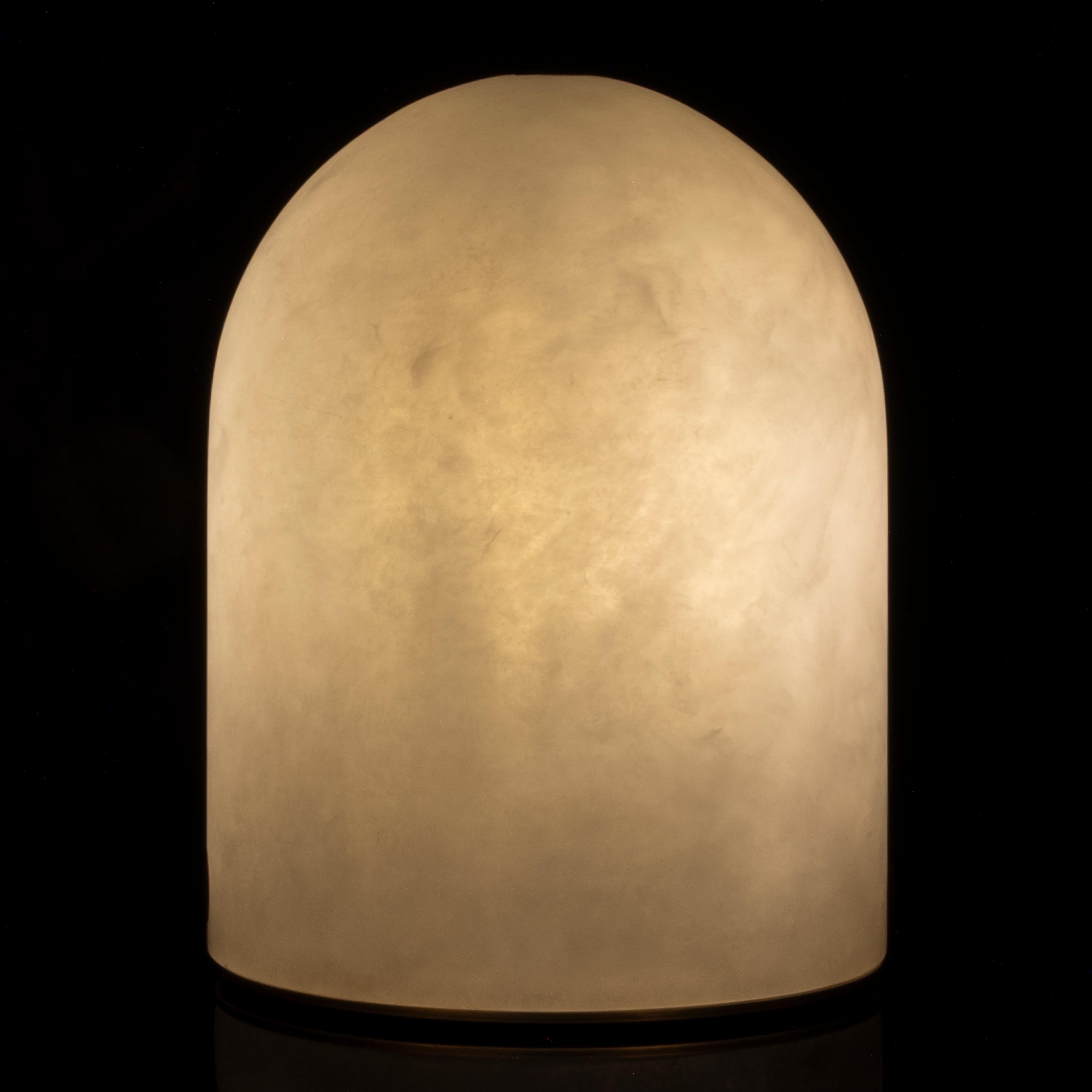 21. Russell-Tischlampe, Alabaster Emperador, handgefertigt in Portugal von Porus Studio im Angebot 3