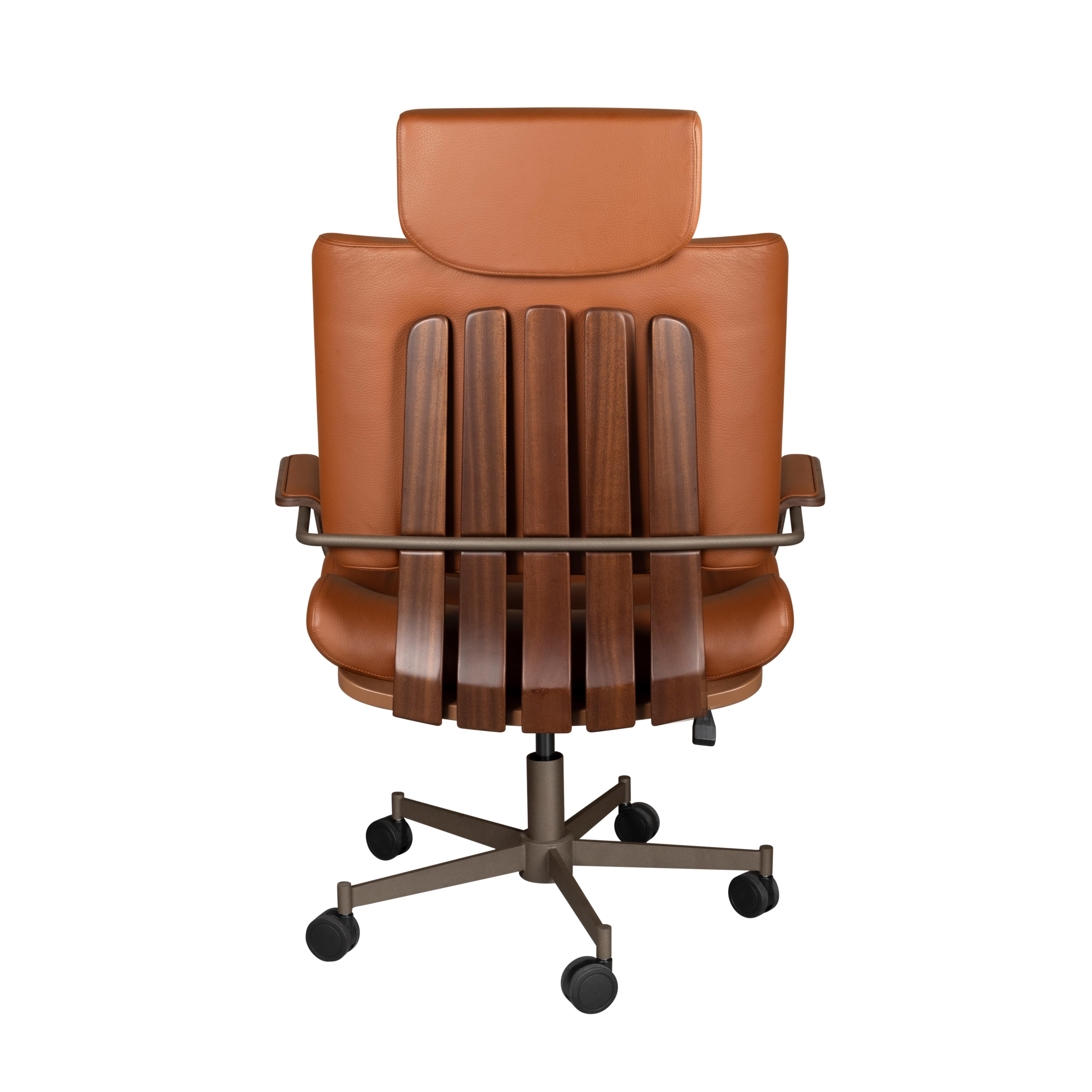 21° Sedia da ufficio Thomas II in pelle Siza, legno di noce, acciaio di Wood Tailors in vendita 5