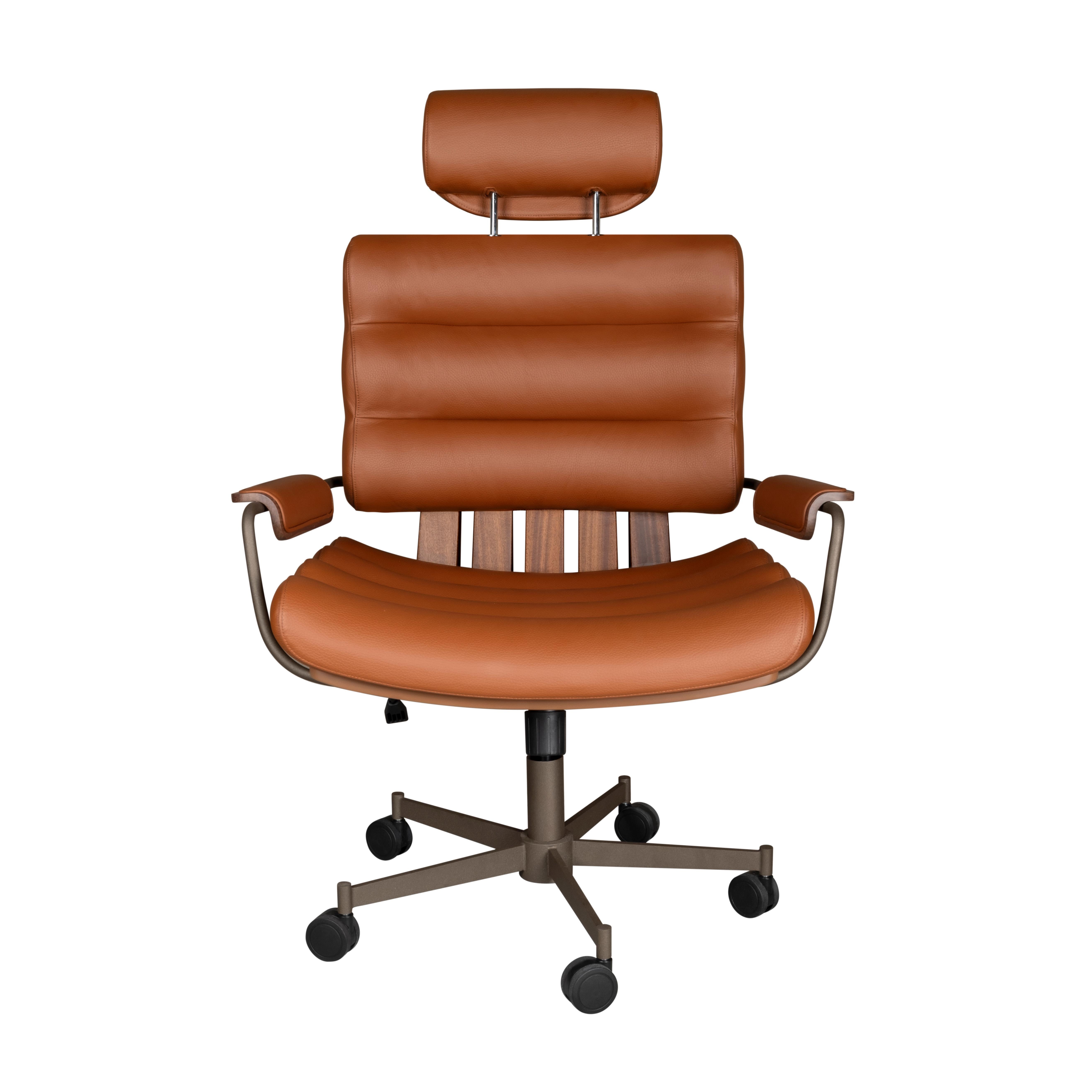 Acciaio 21° Sedia da ufficio Thomas II in pelle Siza, legno di noce, acciaio di Wood Tailors in vendita