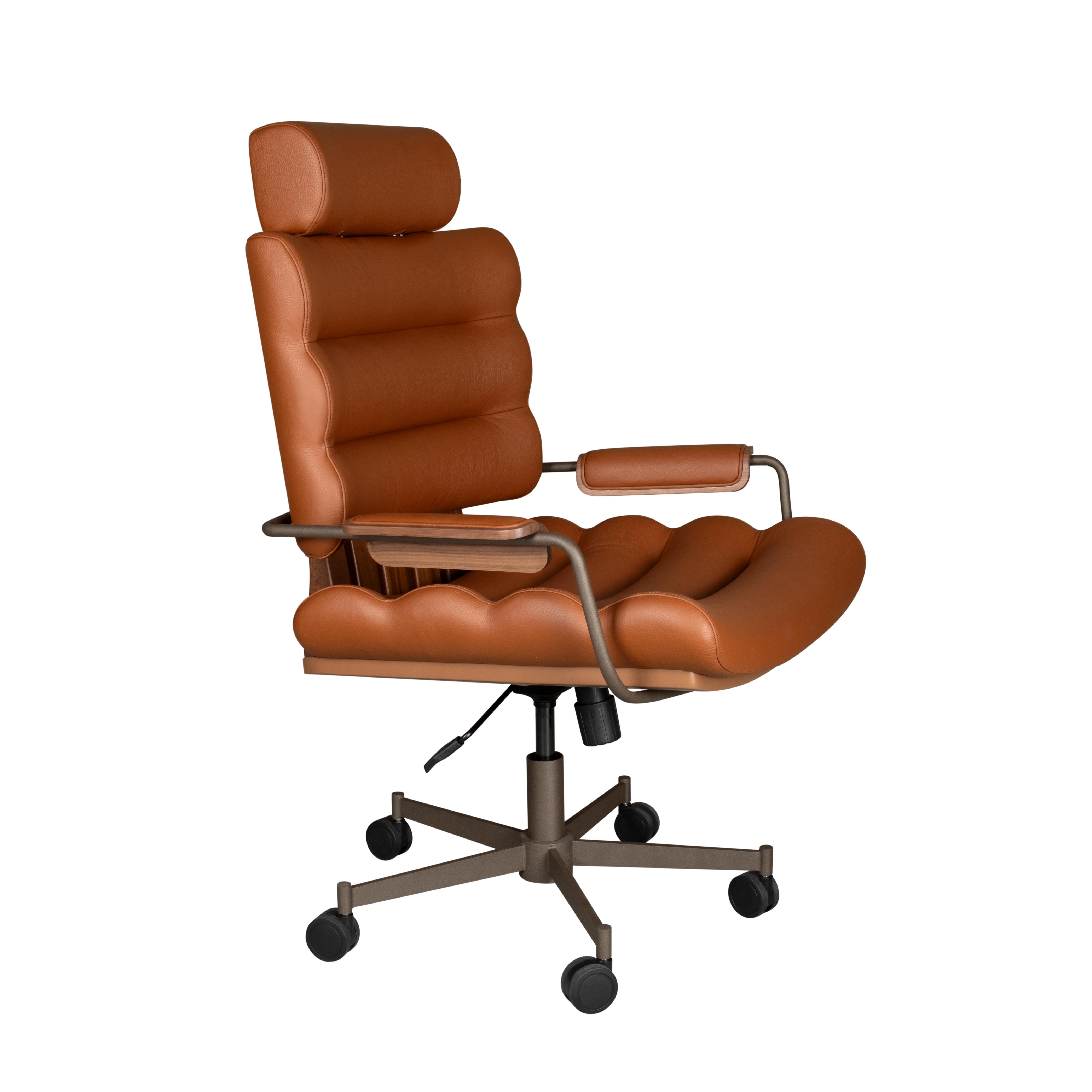 21° Sedia da ufficio Thomas II in pelle Siza, legno di noce, acciaio di Wood Tailors in vendita 2