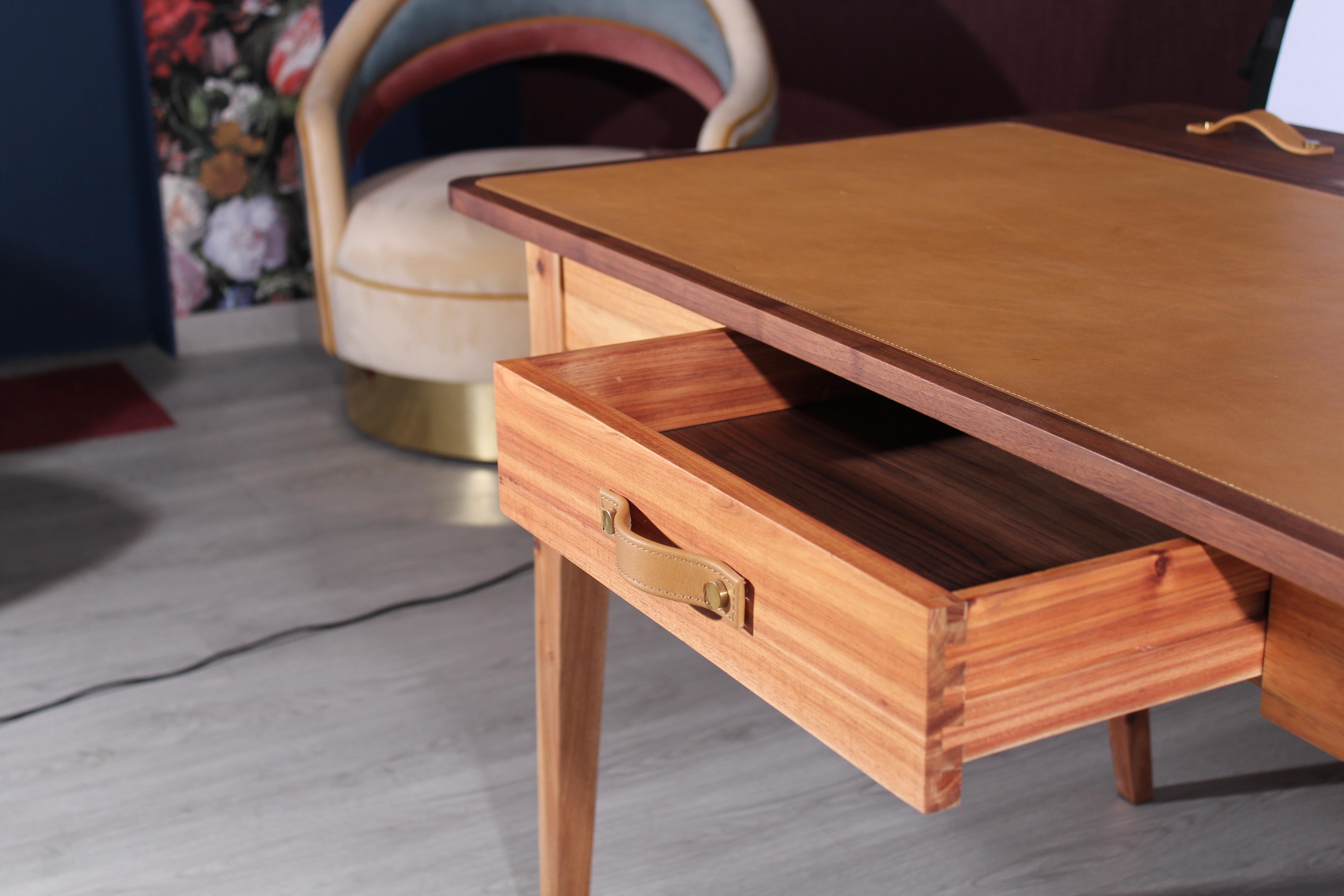 21. Nussbaum Holz Kipling Schreibtisch Leder Messing Made in Portugal von Wood Tailors (21. Jahrhundert und zeitgenössisch) im Angebot