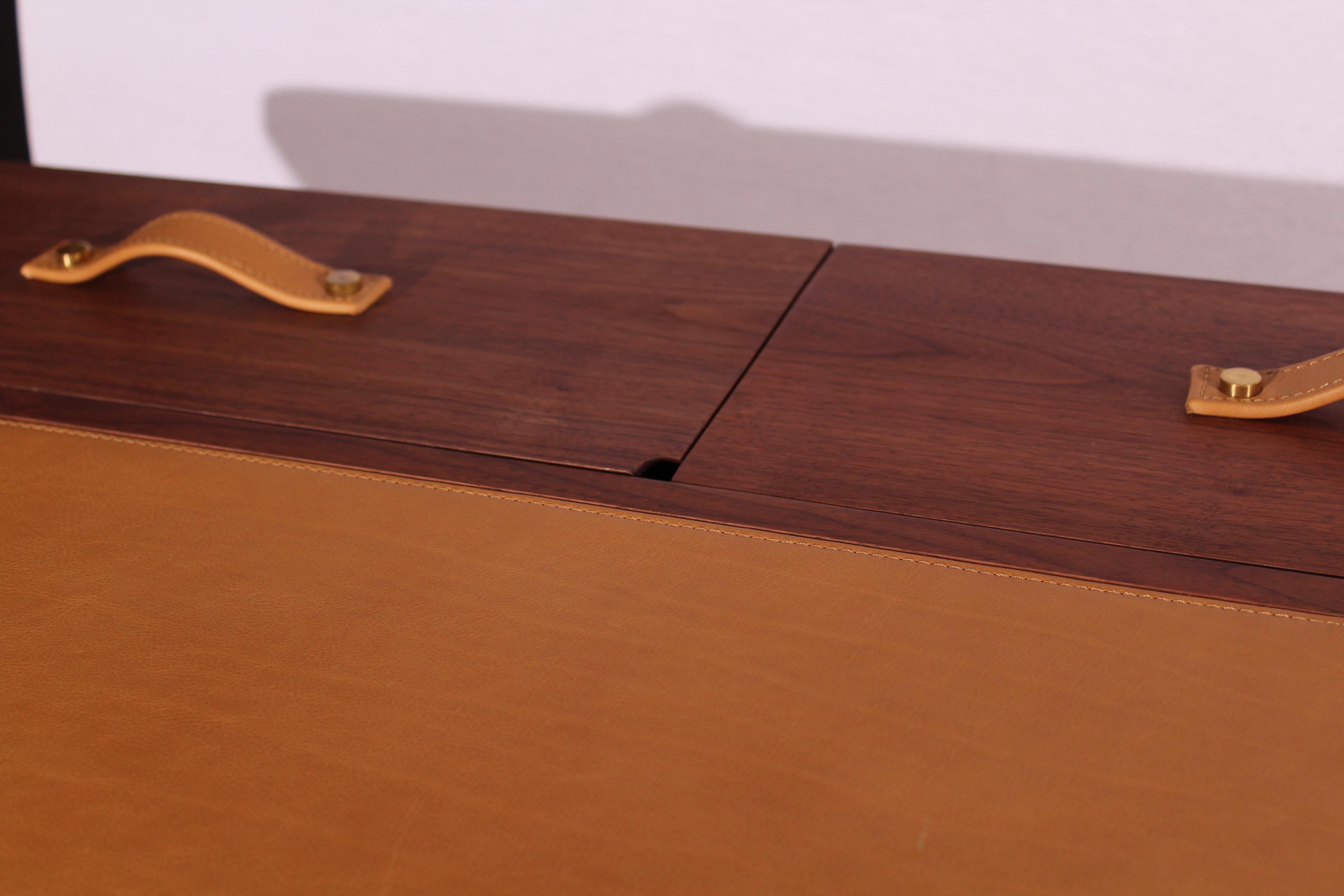 21. Nussbaum Holz Kipling Schreibtisch Leder Messing Made in Portugal von Wood Tailors im Angebot 1