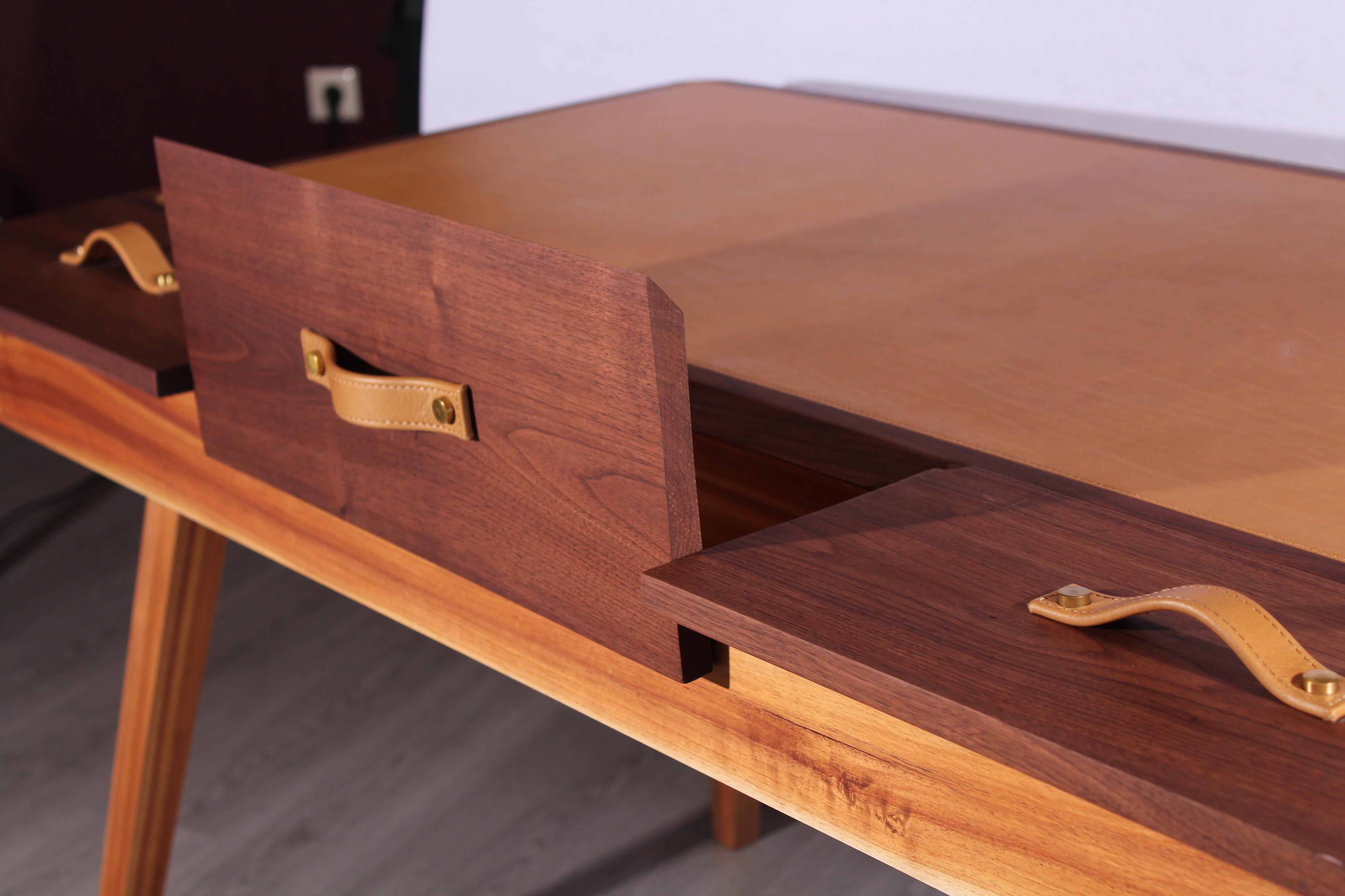 21. Nussbaum Holz Kipling Schreibtisch Leder Messing Made in Portugal von Wood Tailors im Angebot 2