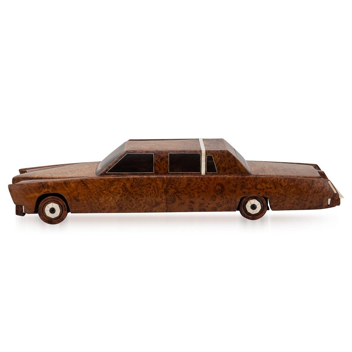 Modèle contemporain de Cadillac du 21e siècle, sculpté à la main dans du bois avec des détails peints en blanc. Une pièce remarquable qui s'intègre aussi bien dans les intérieurs classiques que modernes.

CONDITION
En très bon état - Usure due à