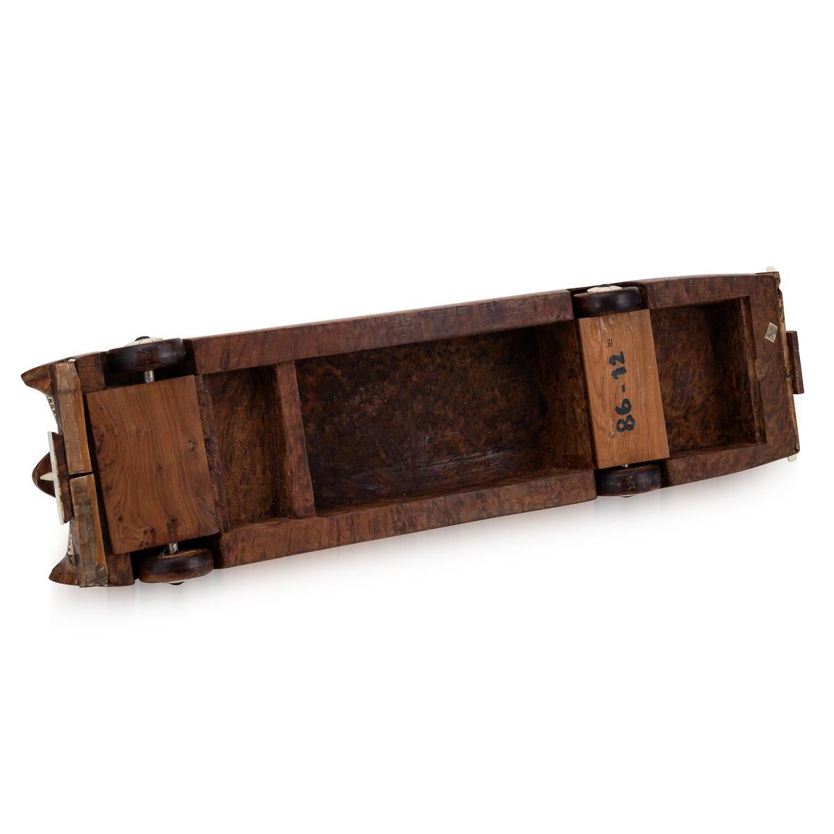 A.I.C C. contemporaine en bois sculptée à la main c.2000 en vente 1