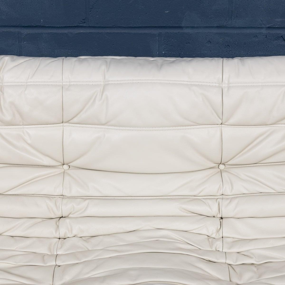 Zweisitzer-Sofa „Togo“ aus cremefarbenem Leder von Michel Ducaroy für Ligne Roset, 21. Jahrhundert im Angebot 4