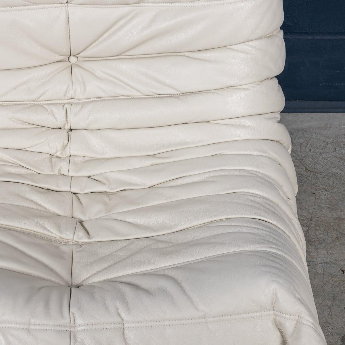 Zweisitzer-Sofa „Togo“ aus cremefarbenem Leder von Michel Ducaroy für Ligne Roset, 21. Jahrhundert im Angebot 9