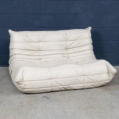 Sofá de dos plazas "Togo" de cuero color crema del siglo xxi Por Michel Ducaroy Para Ligne Roset