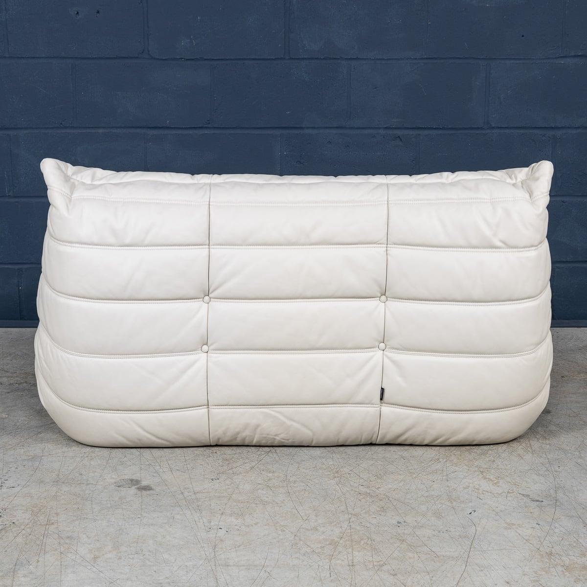 Zweisitzer-Sofa „Togo“ aus cremefarbenem Leder von Michel Ducaroy für Ligne Roset, 21. Jahrhundert im Zustand „Gut“ im Angebot in Royal Tunbridge Wells, Kent