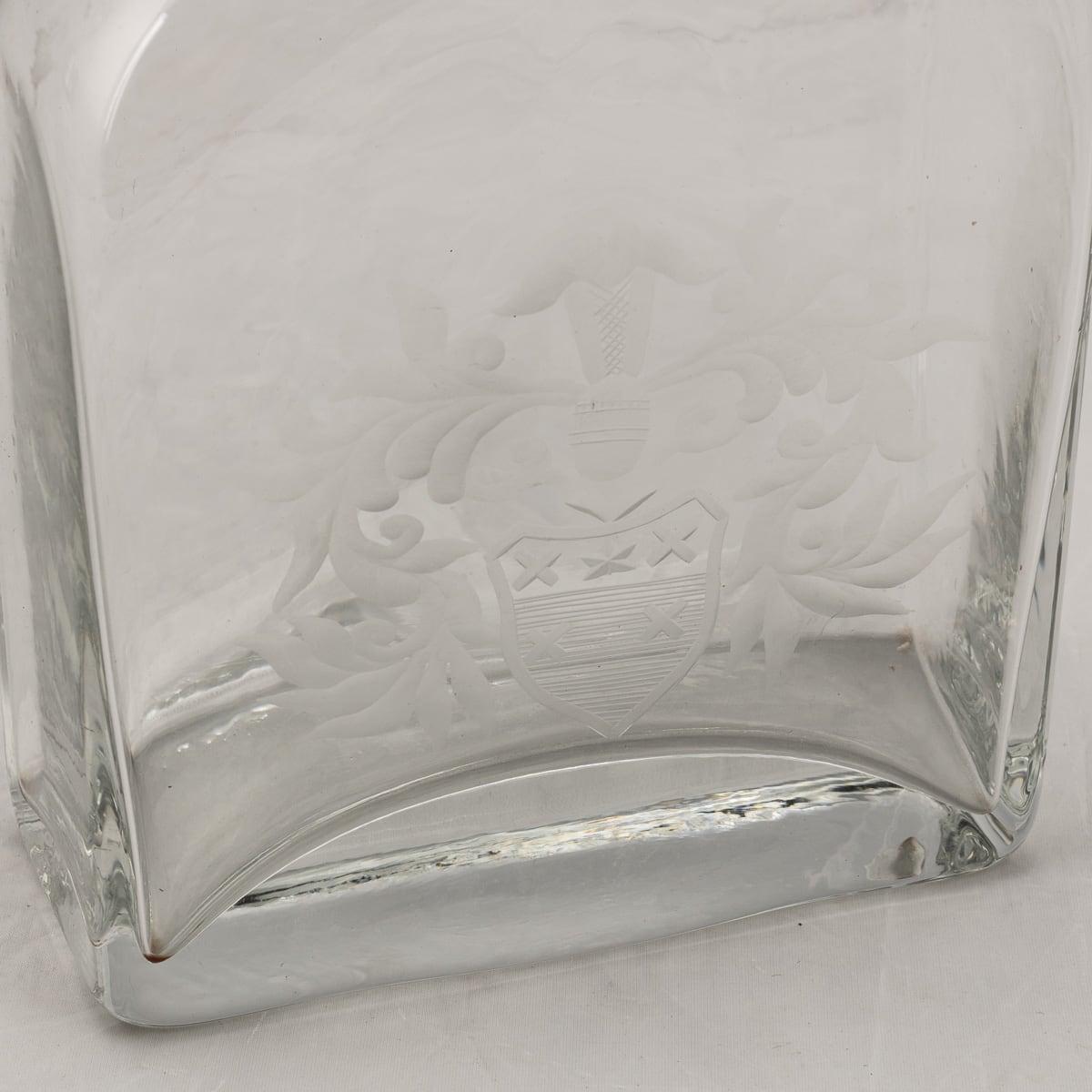 Carafes anglaises du 21e siècle en verre monté sur argent massif avec gravure héraldique vers 2007 en vente 3