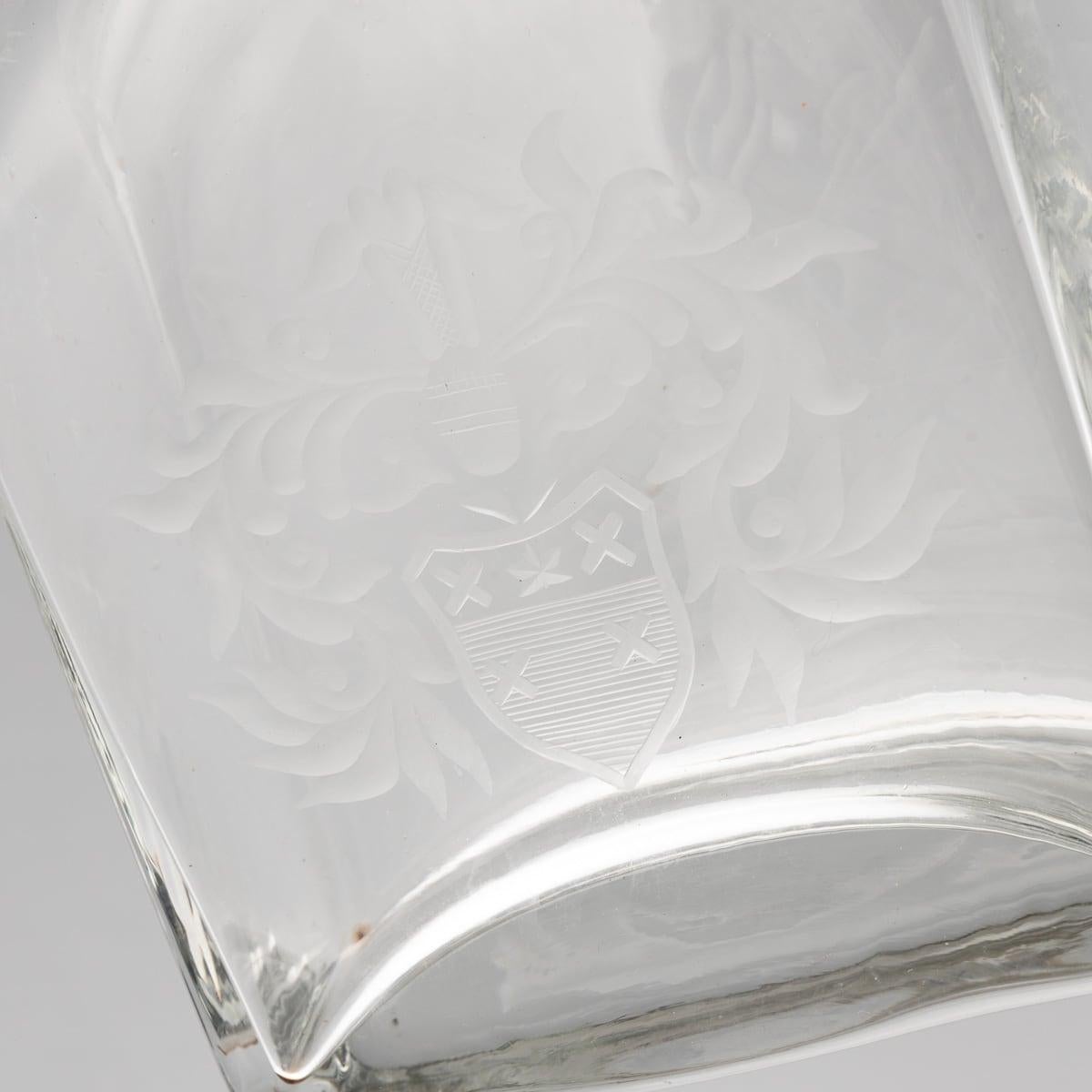 Carafes anglaises du 21e siècle en verre monté sur argent massif avec gravure héraldique vers 2007 en vente 4