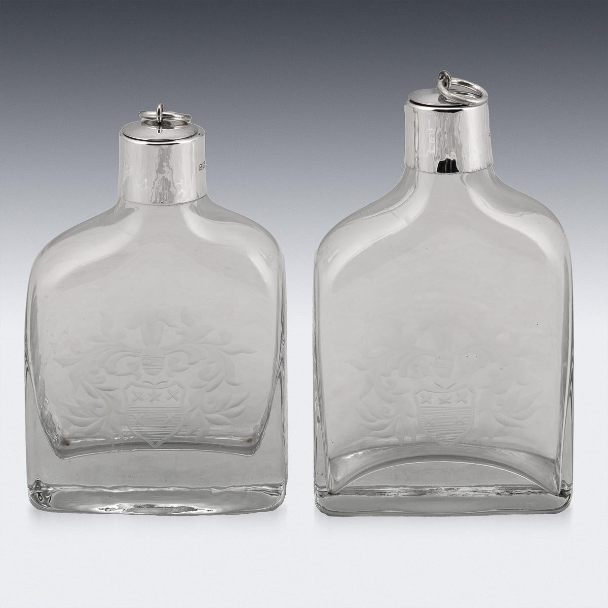 Une élégante paire de carafes montées sur argent, poinçonnées pour Londres 2007, présentant une belle fusion d'artisanat traditionnel et de design moderne. Chaque récipient est fabriqué en verre soufflé à la main à la manière d'une carafe du XVIIe