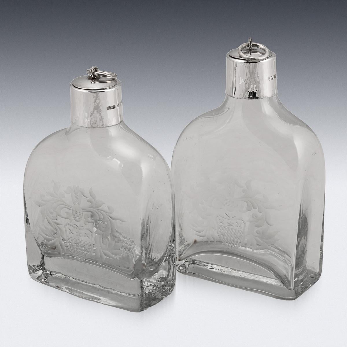 Autre Carafes anglaises du 21e siècle en verre monté sur argent massif avec gravure héraldique vers 2007 en vente