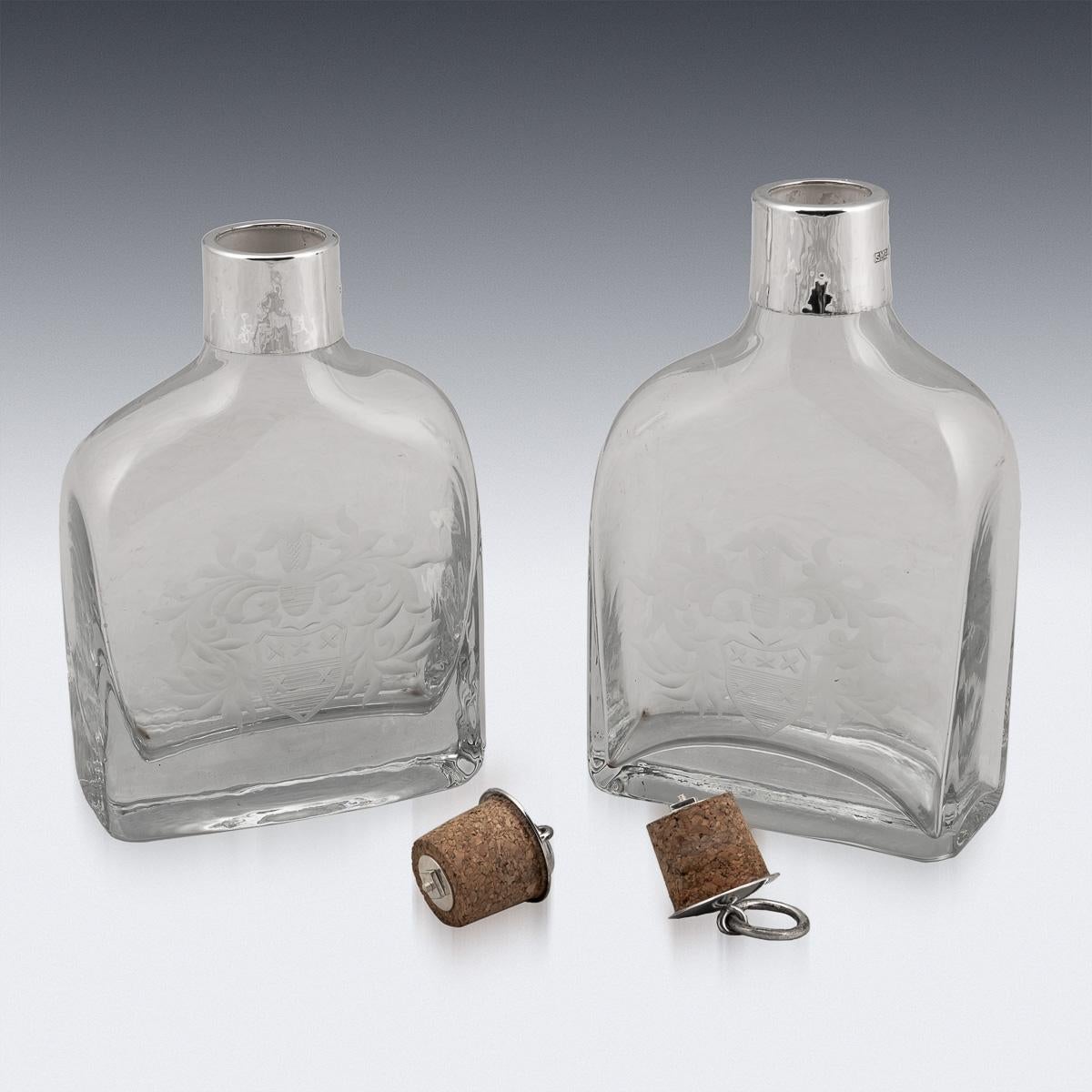 Britannique Carafes anglaises du 21e siècle en verre monté sur argent massif avec gravure héraldique vers 2007 en vente