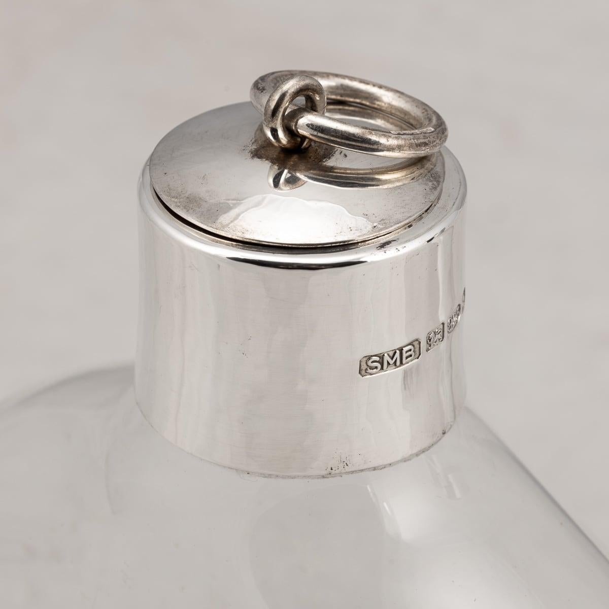 Carafes anglaises du 21e siècle en verre monté sur argent massif avec gravure héraldique vers 2007 Bon état - En vente à Royal Tunbridge Wells, Kent