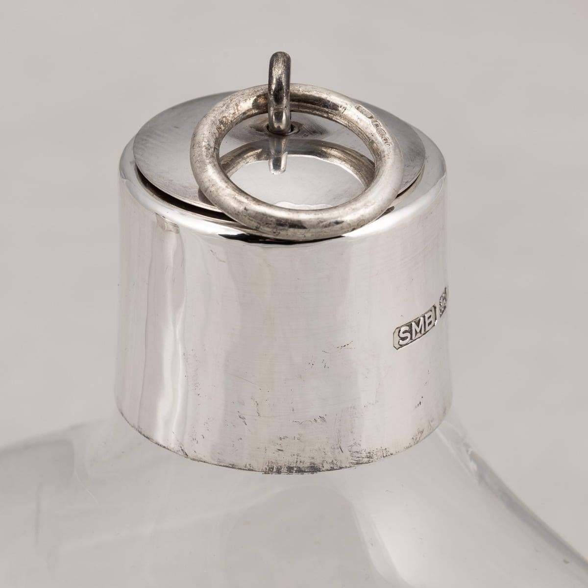 XXIe siècle et contemporain Carafes anglaises du 21e siècle en verre monté sur argent massif avec gravure héraldique vers 2007 en vente