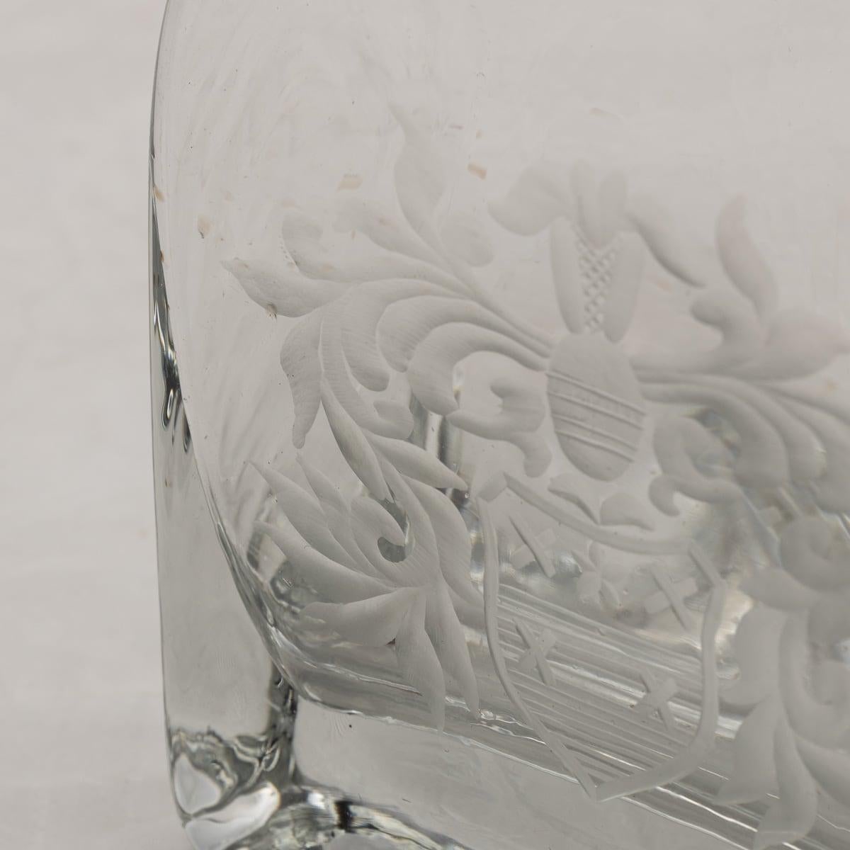 Argent Carafes anglaises du 21e siècle en verre monté sur argent massif avec gravure héraldique vers 2007 en vente