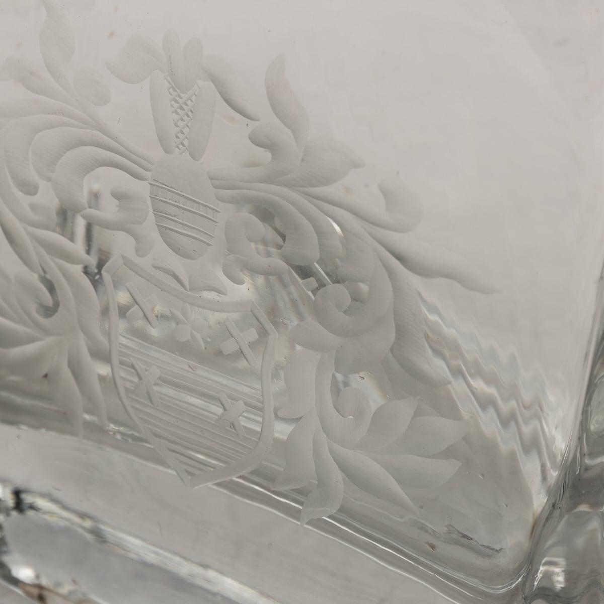 Carafes anglaises du 21e siècle en verre monté sur argent massif avec gravure héraldique vers 2007 en vente 1