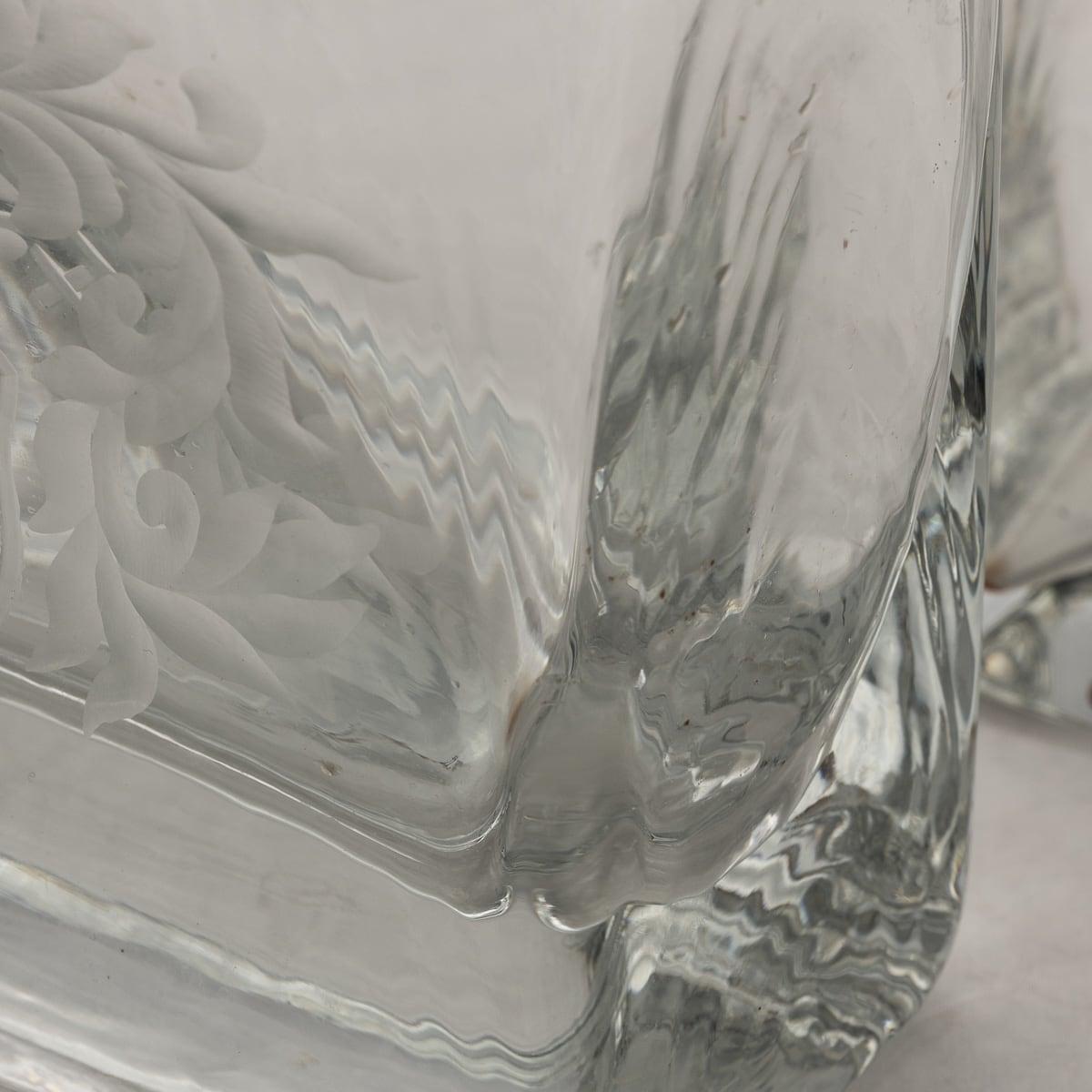 Carafes anglaises du 21e siècle en verre monté sur argent massif avec gravure héraldique vers 2007 en vente 2