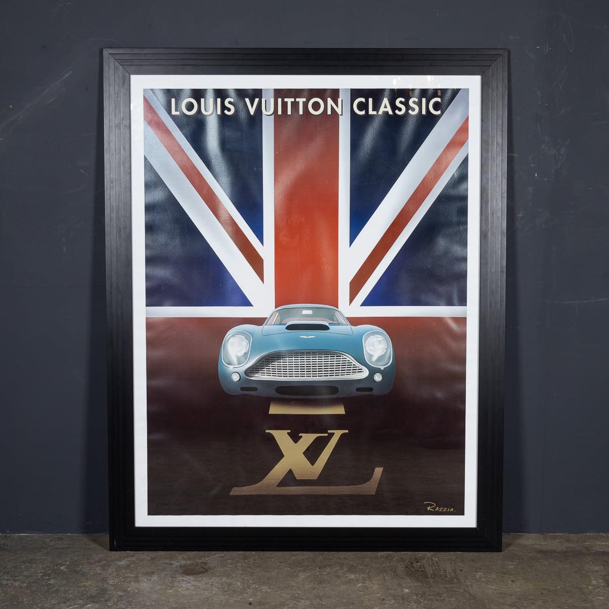 Ein englisch gerahmtes Poster eines Aston Martin aus dem 21. Jahrhundert, das für die Louis Vuitton Classic in Waddesdon Manor von dem französischen Grafiker Razzia entworfen wurde.

CONDIT
In sehr gutem Zustand - altersbedingte Abnutzung. Bitte