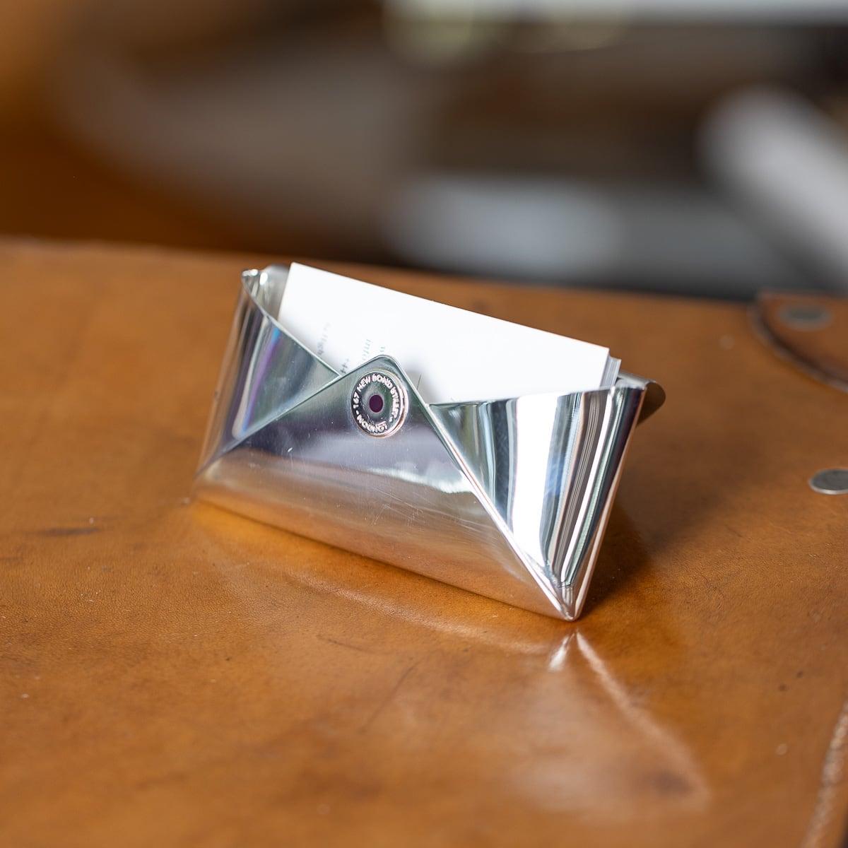 Un set di portacarte in argento massiccio di Asprey & Co Ltd, entrambi caratterizzati da un design distintivo. Il primo pezzo è un portacarte tascabile in argento massiccio, progettato in forma rettangolare con angoli arrotondati. Il modello