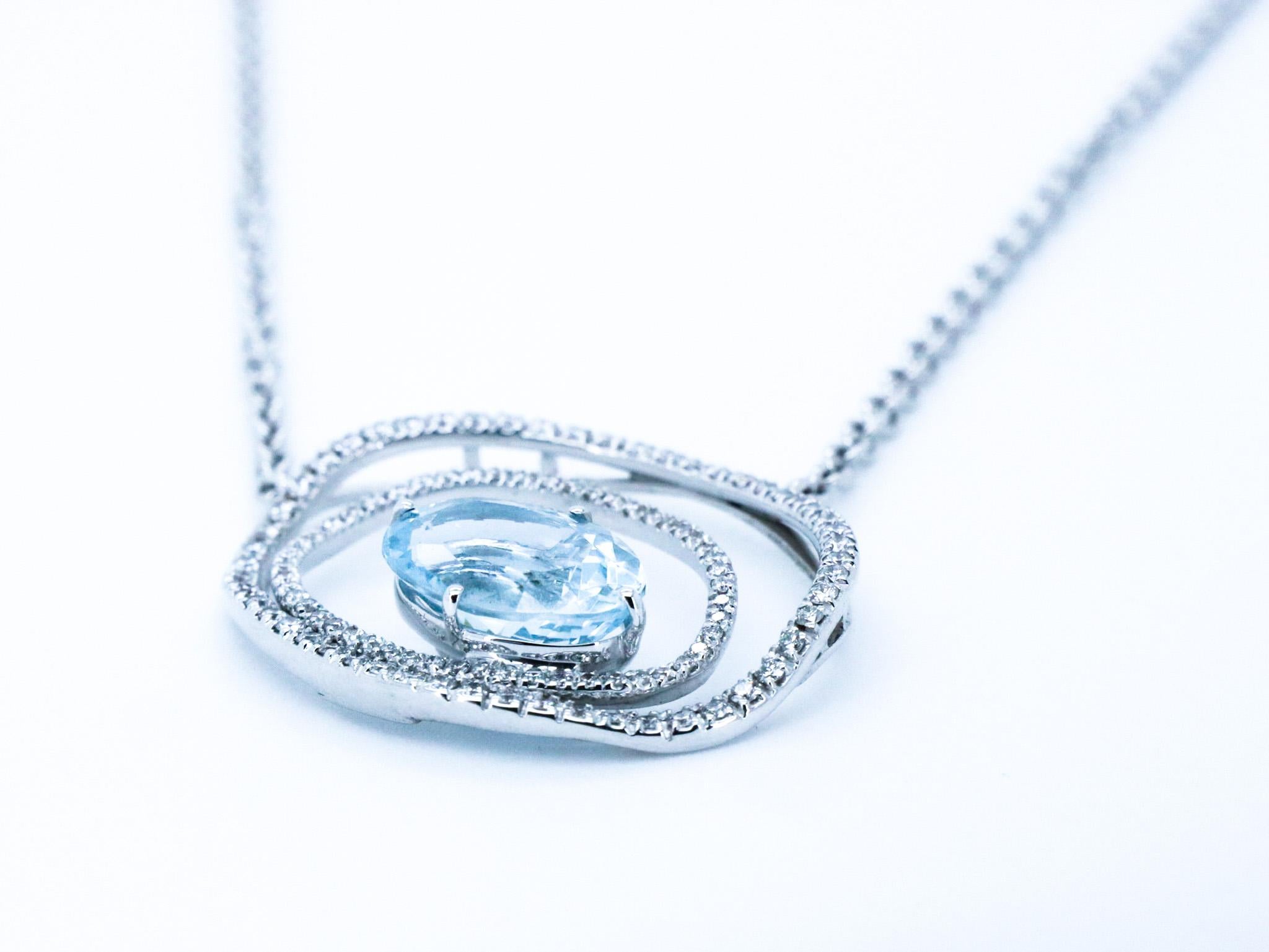 Taille ovale Pendentif asymétrique d'émancipation cosmique en or 18 carats fabriqué en Italie, aigue-marine et diamant en vente