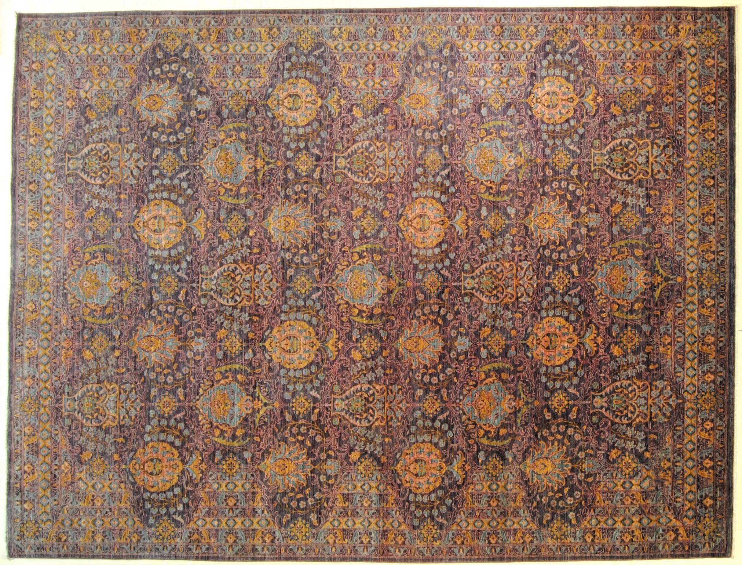 This rug, of contemporary production, is knotted in the central region of Afghanistan. With a very tight knot, it proposes decorative motifs of the classical tradition with a more modern taste and fashion colours. The fleece is dense, the wool of