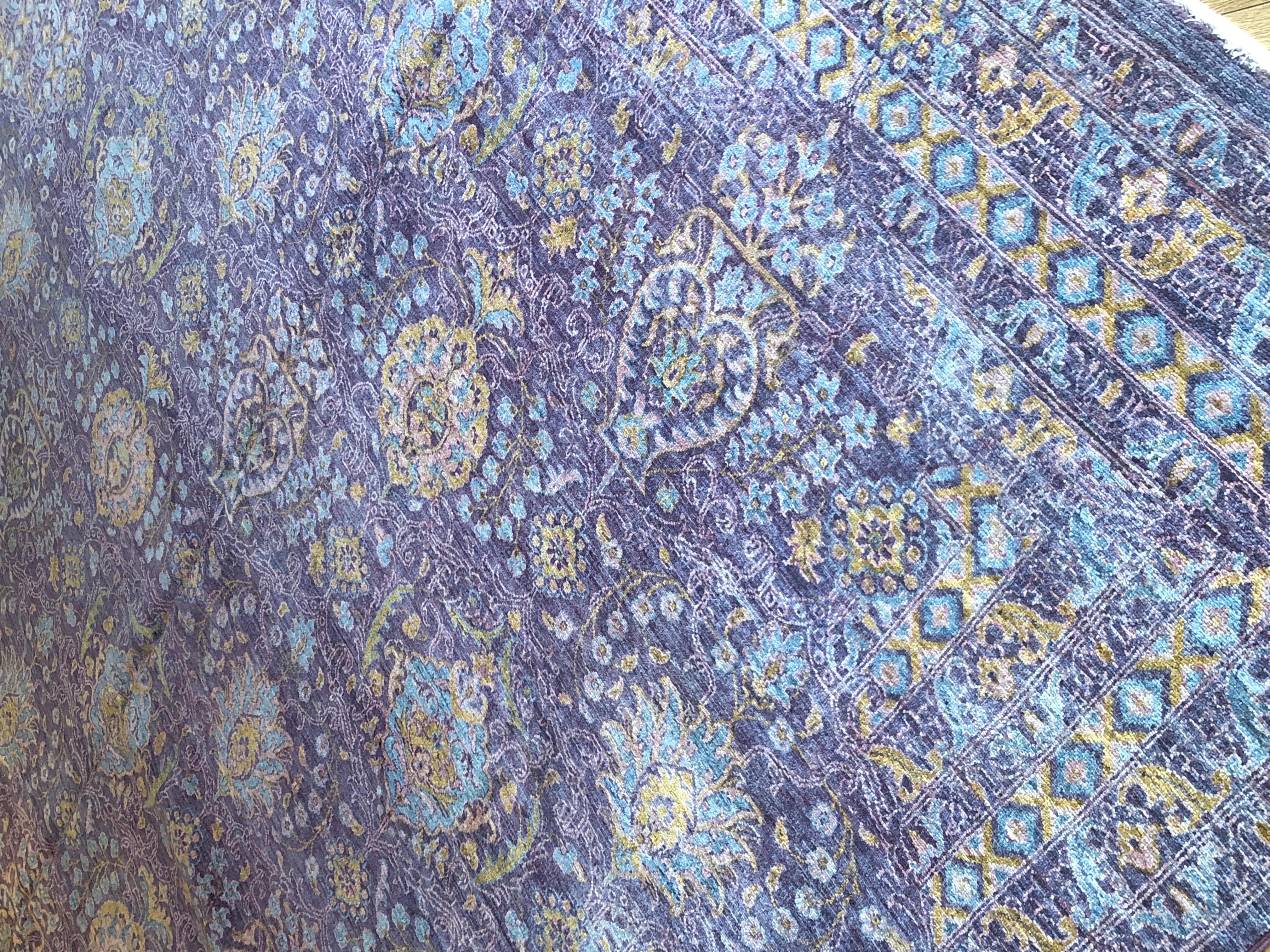 Noué à la main Rare pourpre du 21e siècle avec détails azul et jaune fabriqués par des femmes afghanes, 2020 en vente