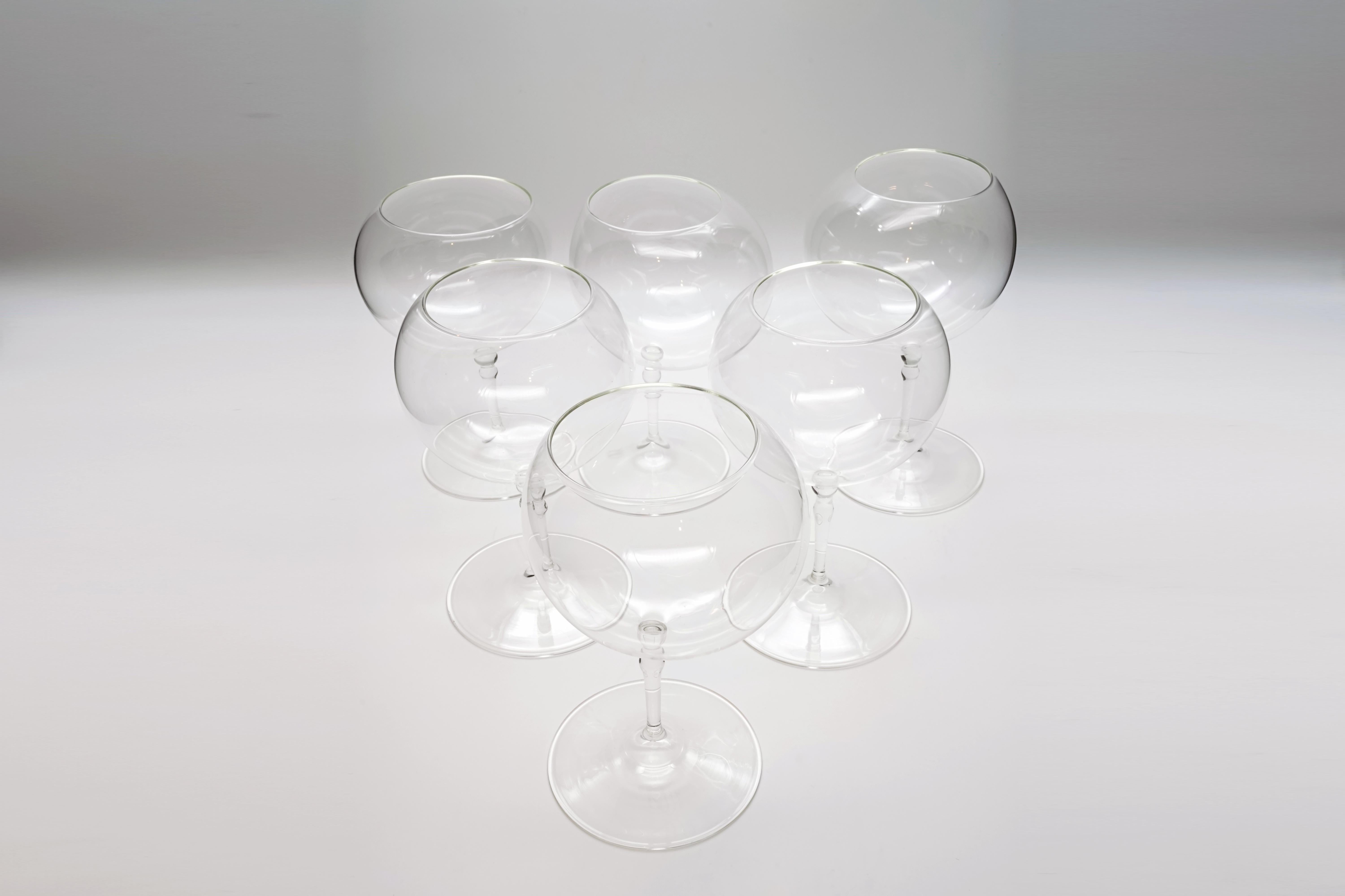 The materiality, in the case of a standardized object such as a wine glass, becomes a significant challenge. Precisely for this reason the Kanz wanted to work denying the typical industrial processing of borosilicate glass, choosing to pursue the