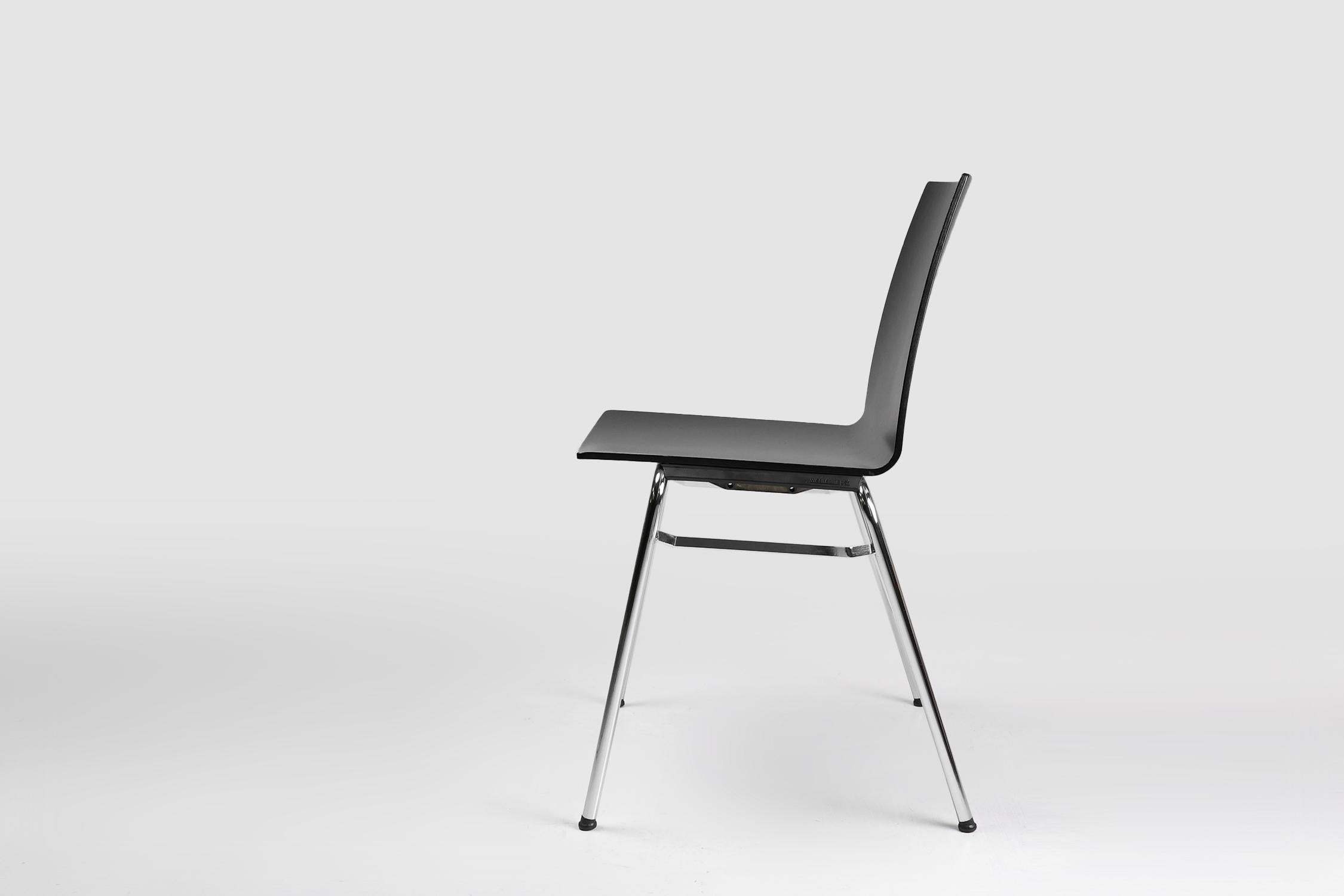 Belgio / 2000 / sedia / legno, metallo / metà secolo / Design

Una sedia multifunzionale dal design elegante con seduta in legno e struttura in metallo. Con le sue linee discrete, leggere e senza pretese, questa sedia è perfetta da abbinare ad altre