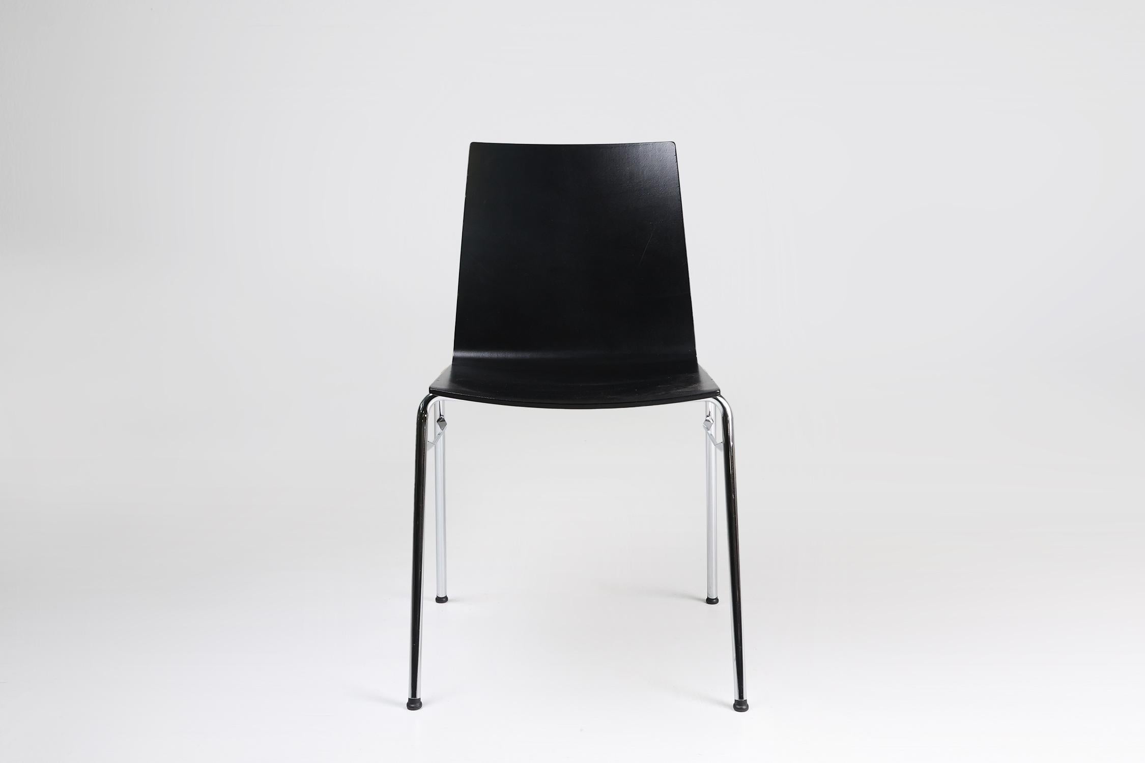 Belga Sedia di design nera del 21° secolo con seduta in legno, Belgio in vendita