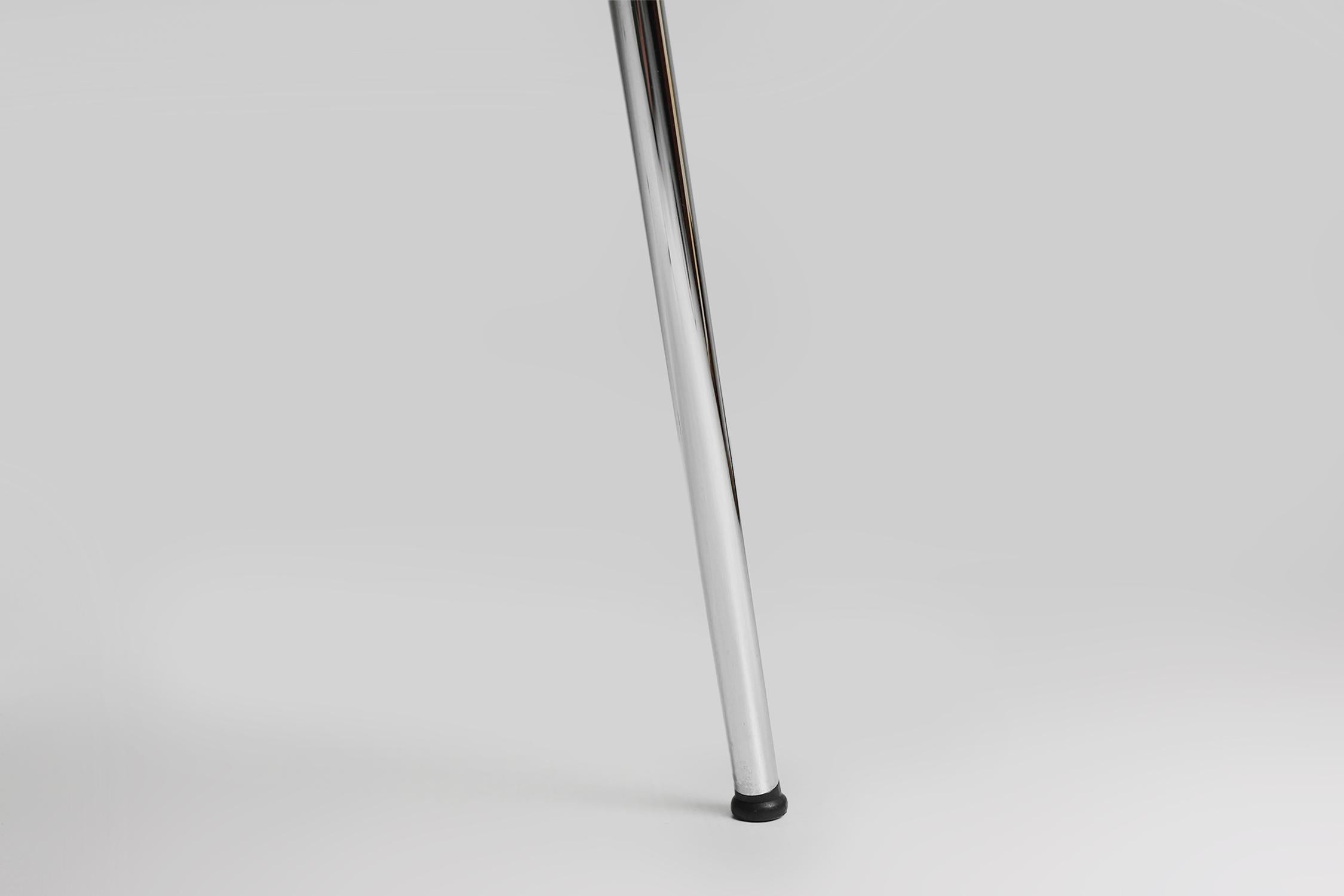 XXI secolo e contemporaneo Sedia di design nera del 21° secolo con seduta in legno, Belgio in vendita