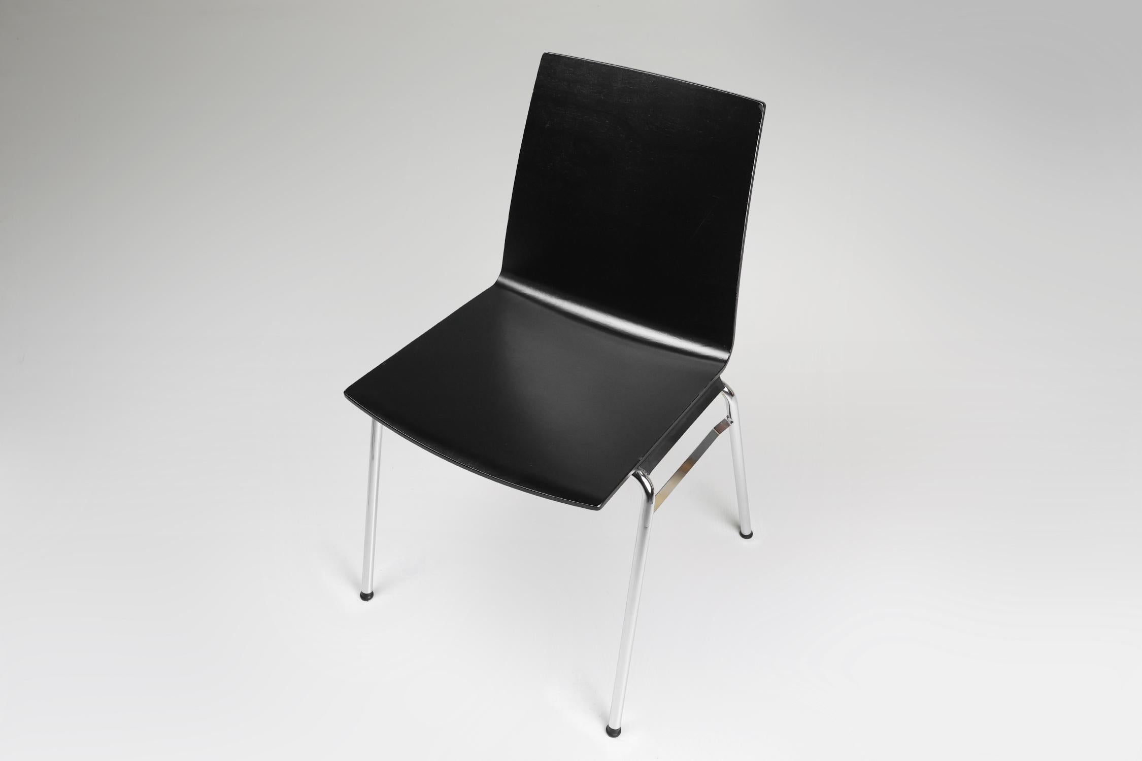 Metallo Sedia di design nera del 21° secolo con seduta in legno, Belgio in vendita