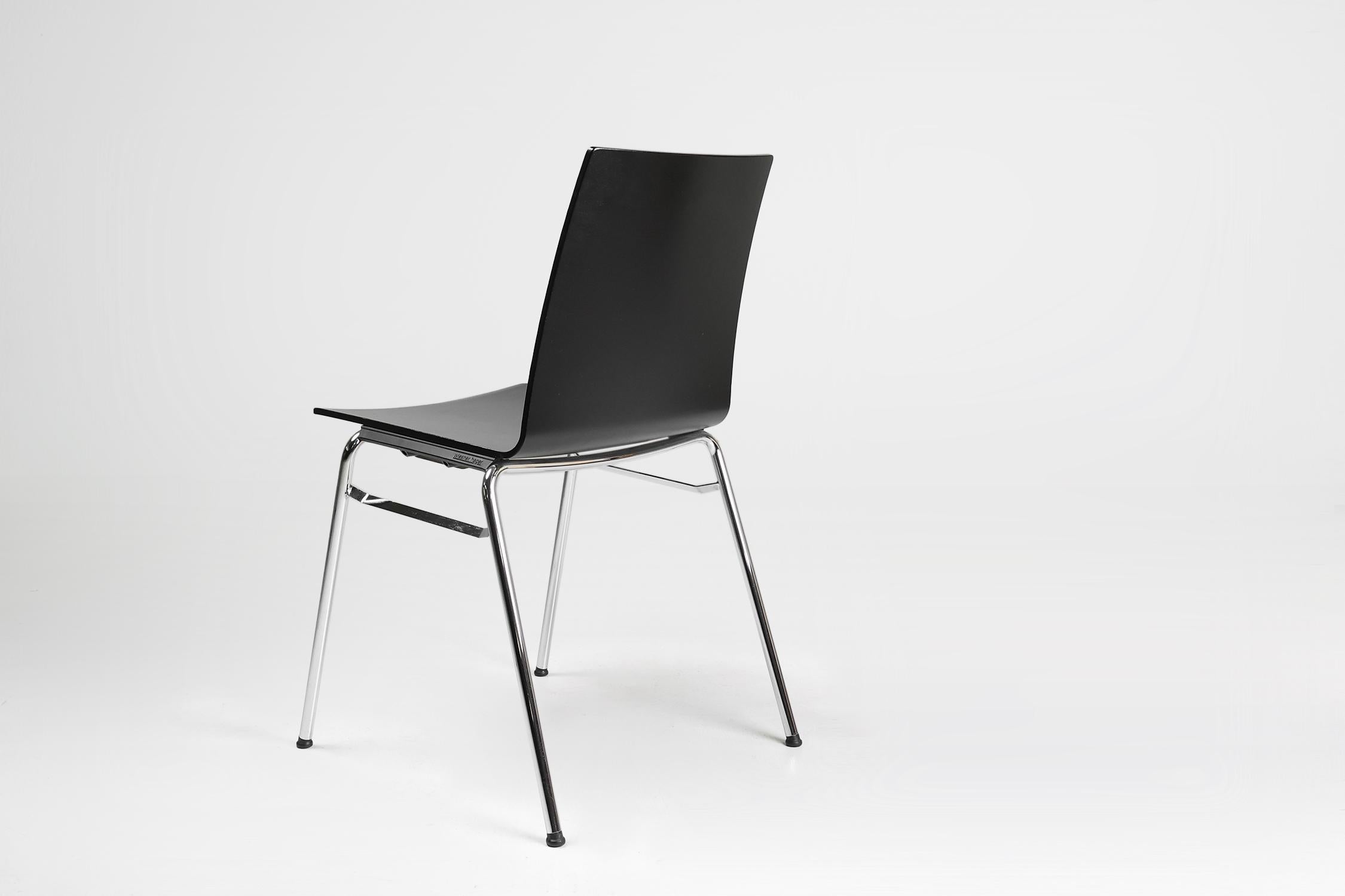 Sedia di design nera del 21° secolo con seduta in legno, Belgio in vendita 1