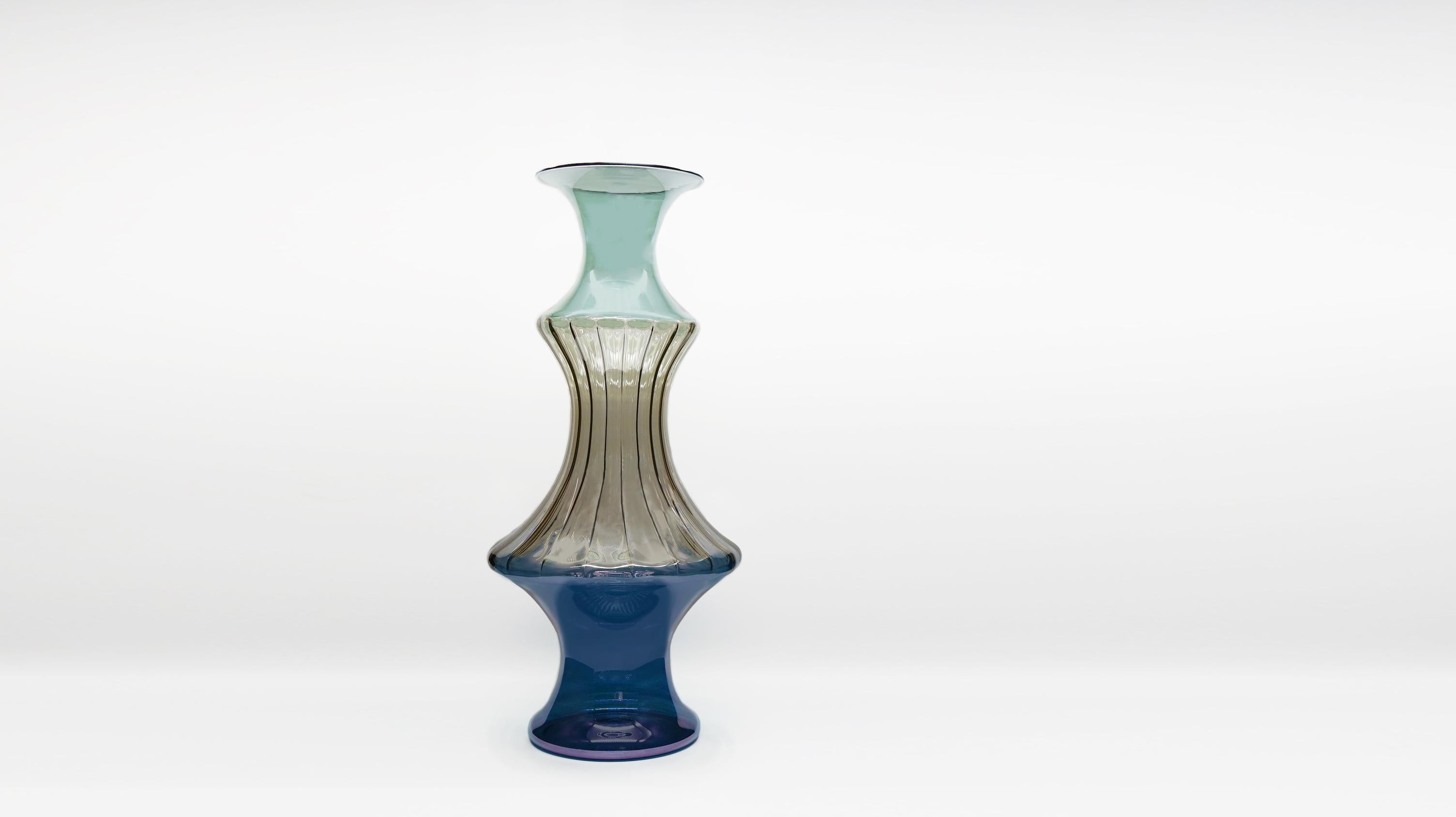 The Madame vase reinterprets traditional Venetian vases, the refined details and delicate colors.
The design stems from the repetition of the typical flaring , which repeated with careful breakdown and composition creates shapes that are always