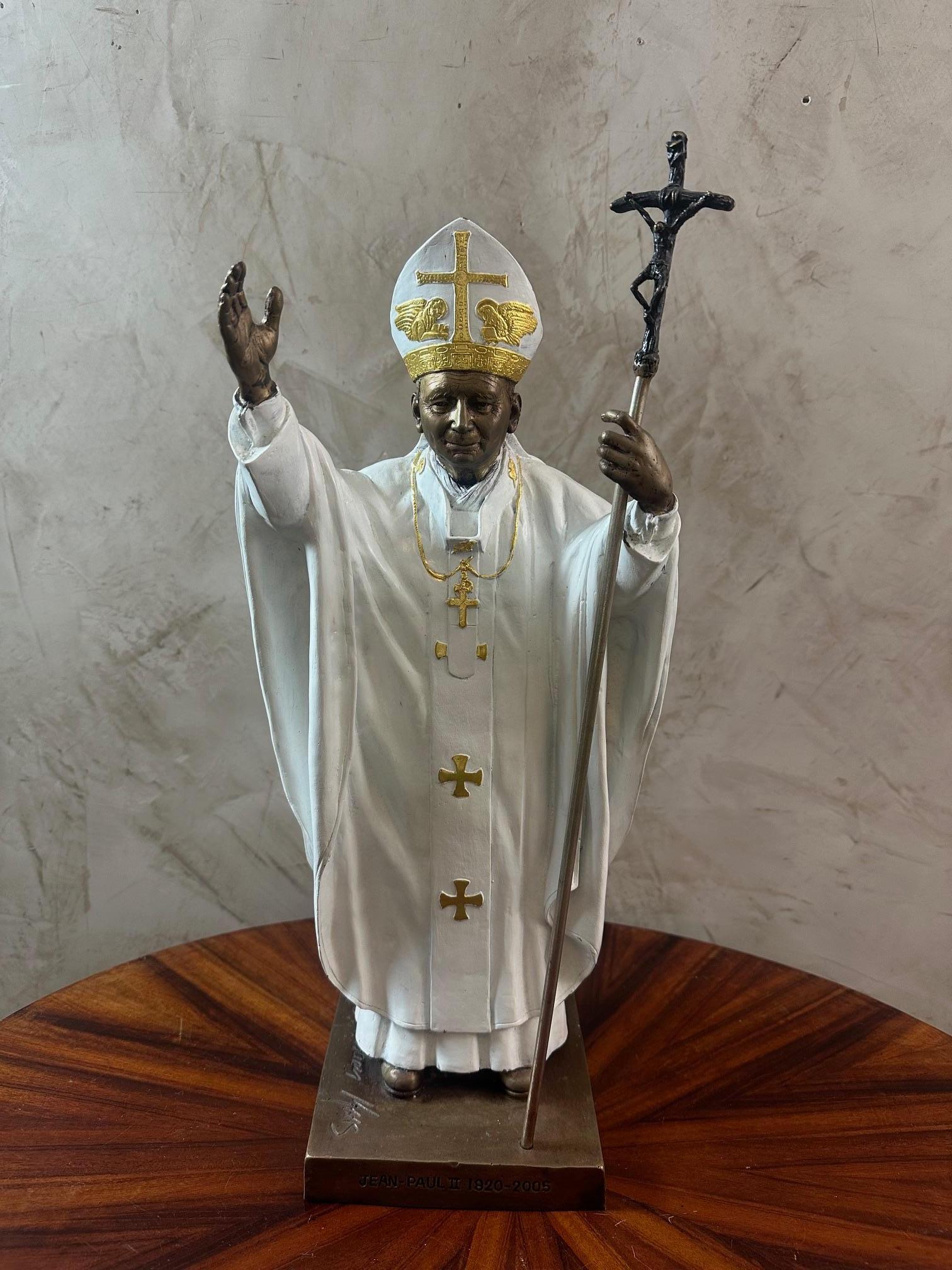 Bellissima scultura di Papa Giovanni Paolo II in bronzo policromo bianco e dorato firmata da Christian Maas. È un artista francese nato nel 1951, famoso per le sue sculture di animali in bronzo. Vedrai che la scultura del Papa è elencata nel Libro