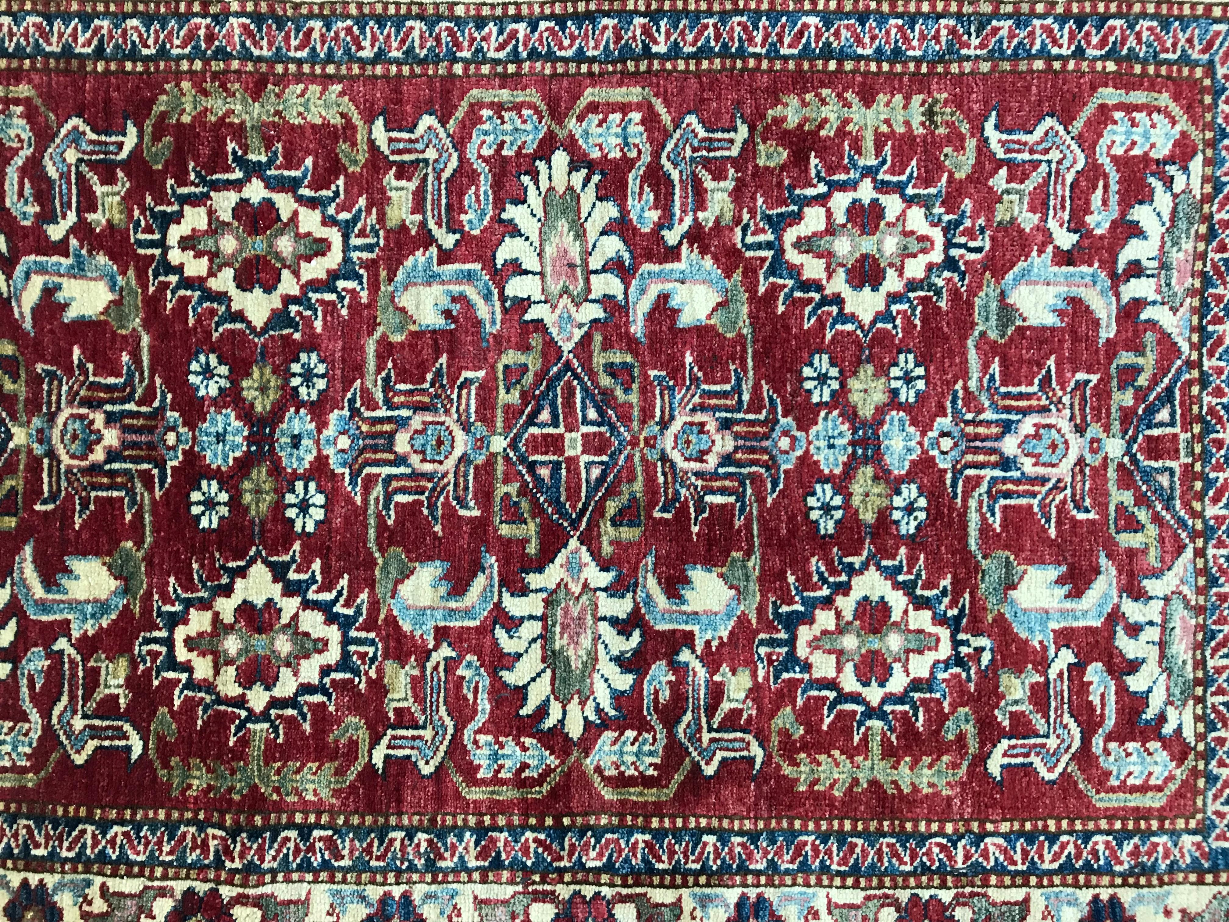 Piccolo tappeto afgano con un bel disegno geometrico, colori e motivi, interamente annodato a mano con velluto di lana su base di cotone.