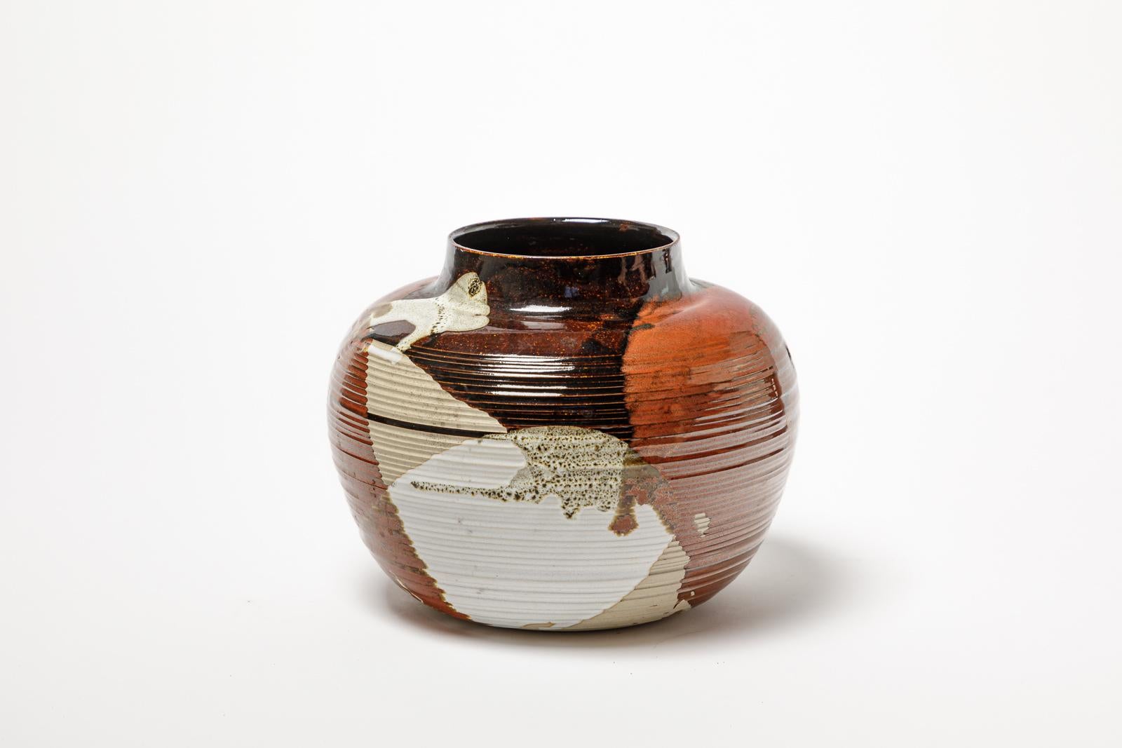 ATOI (born in 1987)

Large 21th century design stoneware ceramic vase 

White black and red abstract ceramic glazes colors

Original perfect condition

signed

Height 18 cm
Large 20 cm
