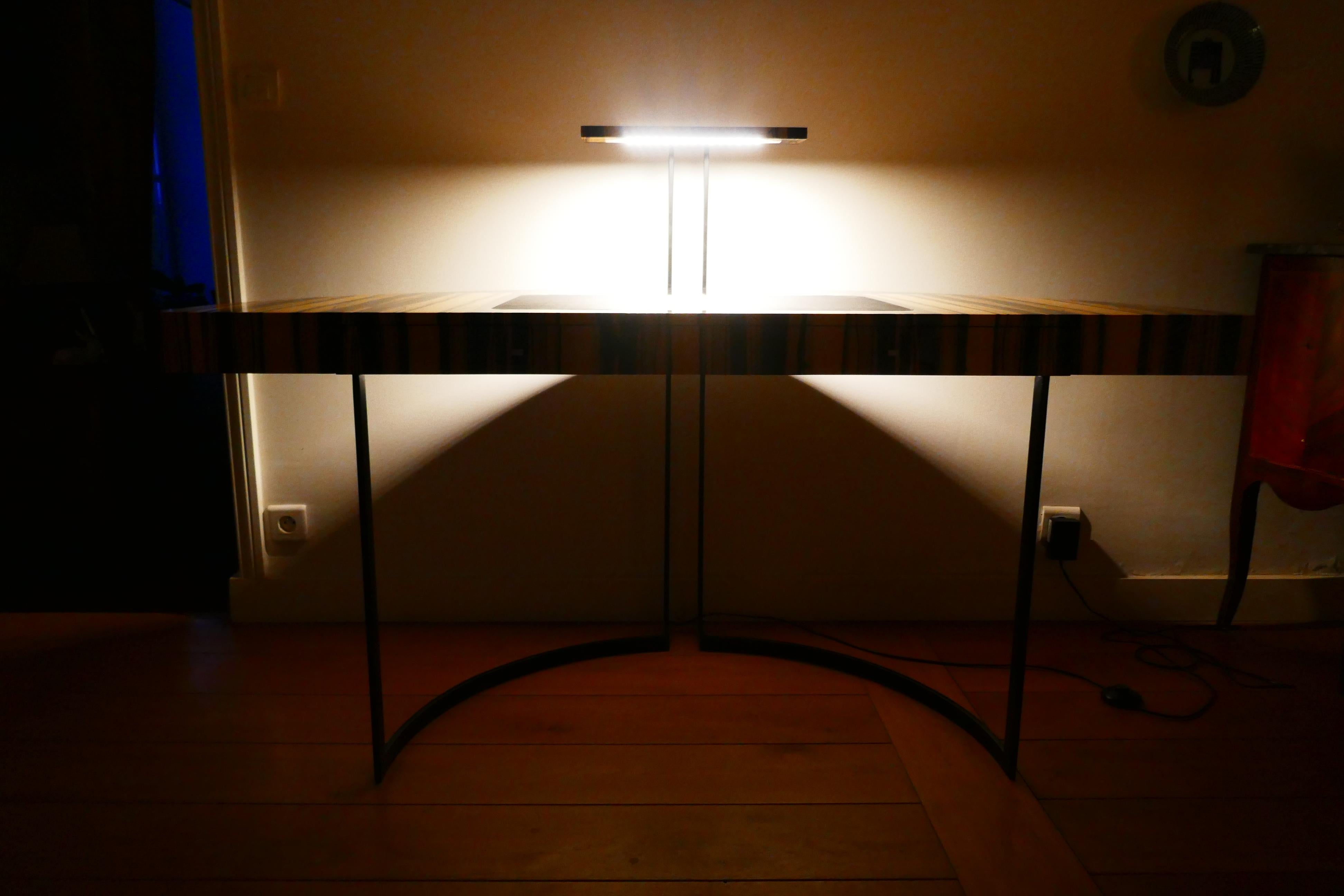 Legno Scrivania 21st Century Wight in ebano e pelle nera con gamba in metallo di Aymeric Lefort in vendita